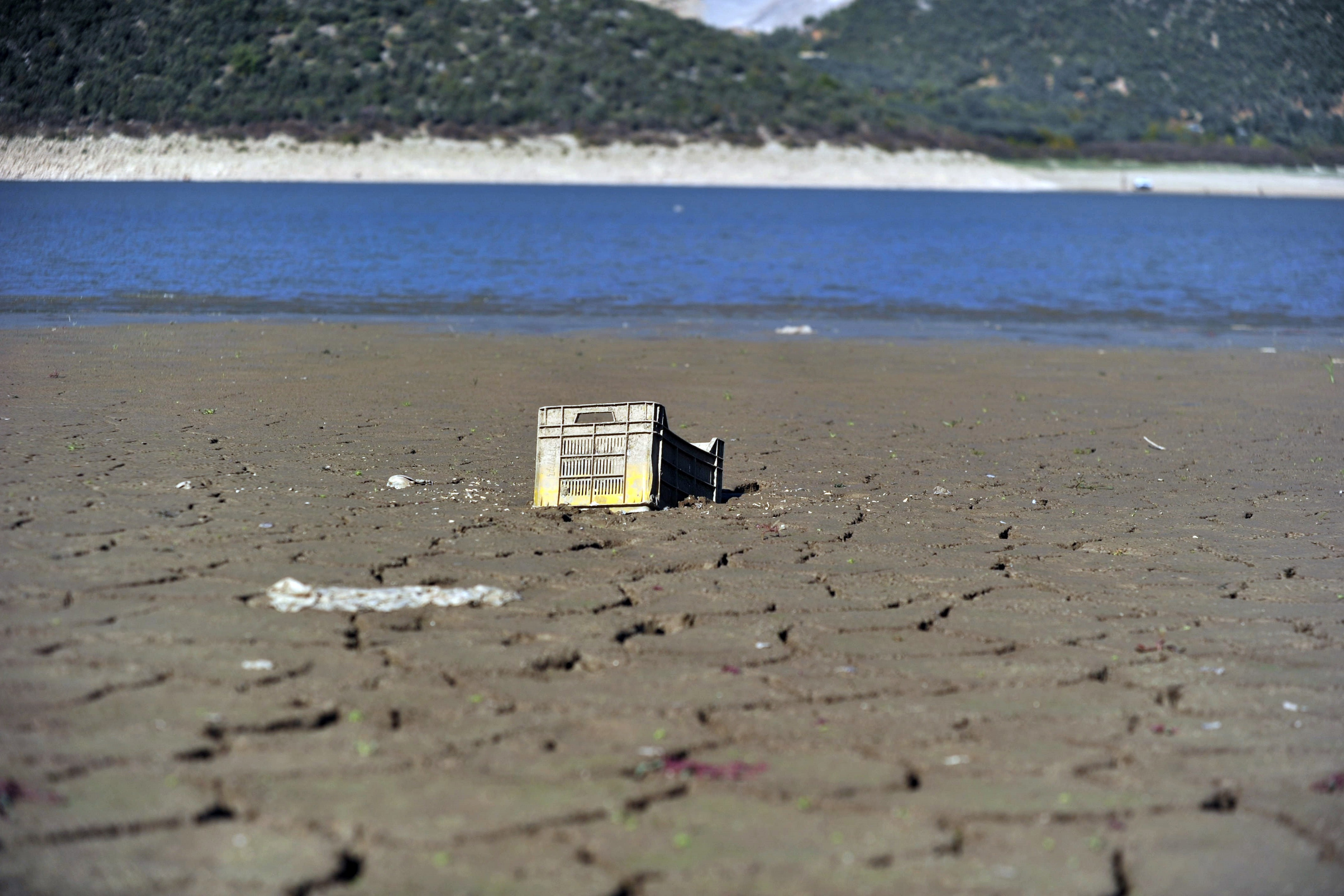 Yüzde 90'ı kuruyan Gölbaşı Barajı'nda, kuruyan yerde toprağa saplanmış bir plastik meyve kasası