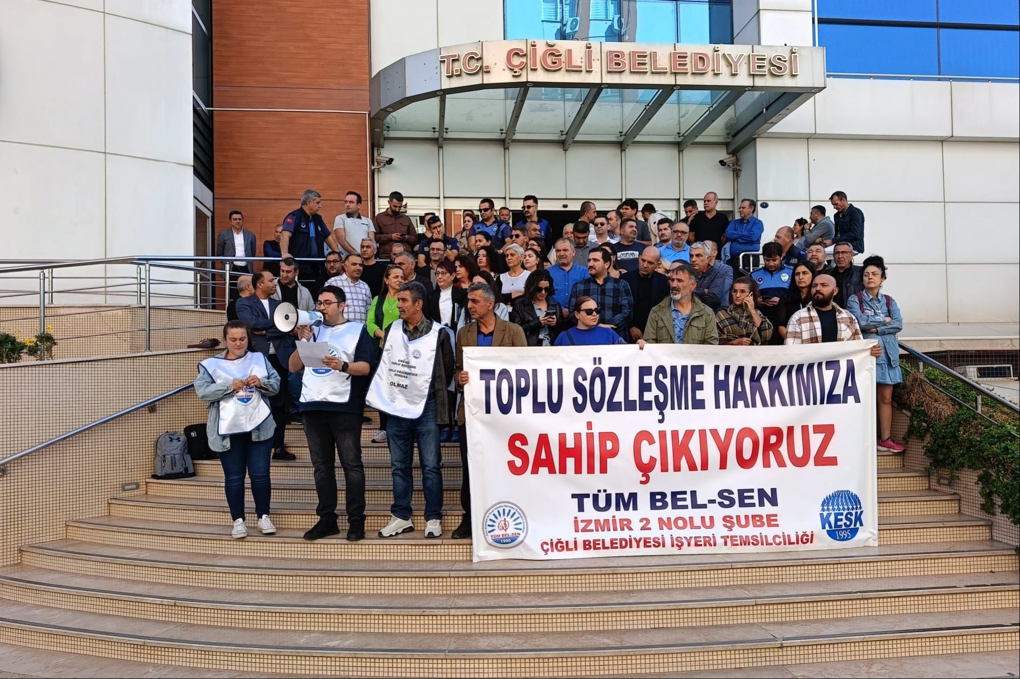 İzmir Çiğli Belediyesinde çalışan kamu emekçileri basın açıklaması düzenliyor 