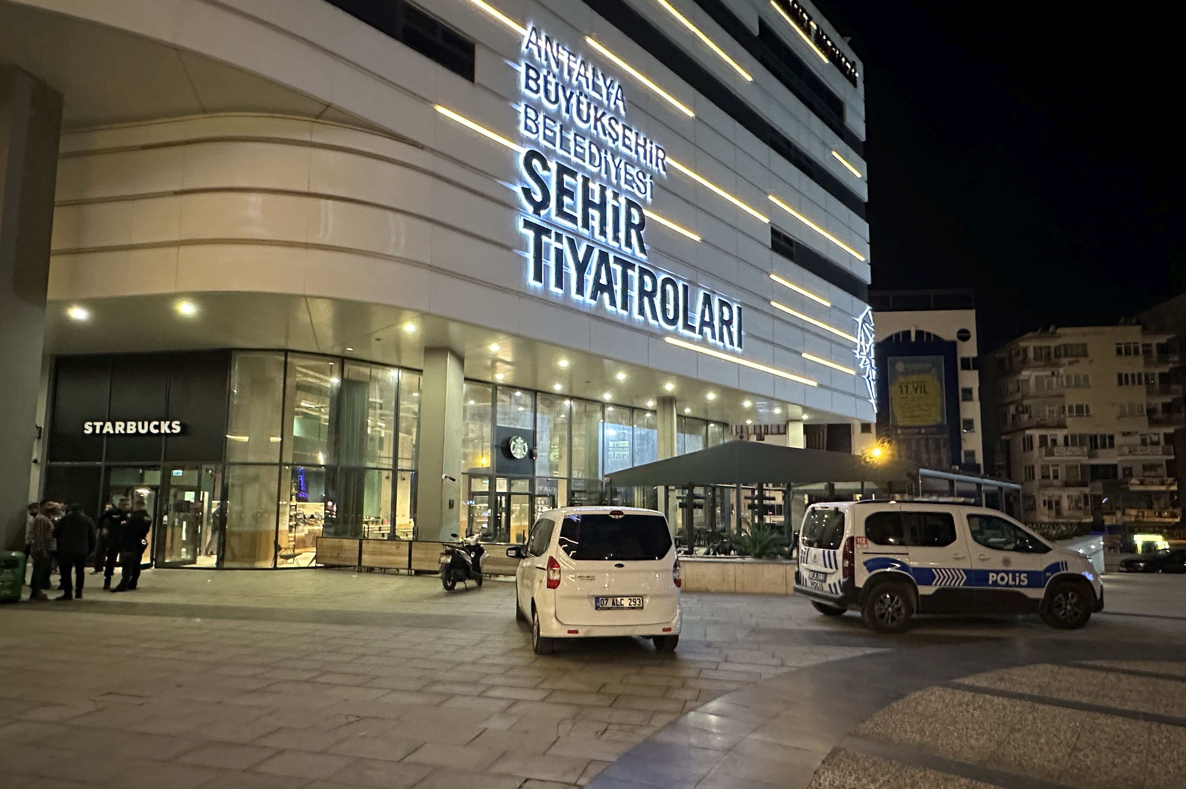 kafe önü, polis araçları