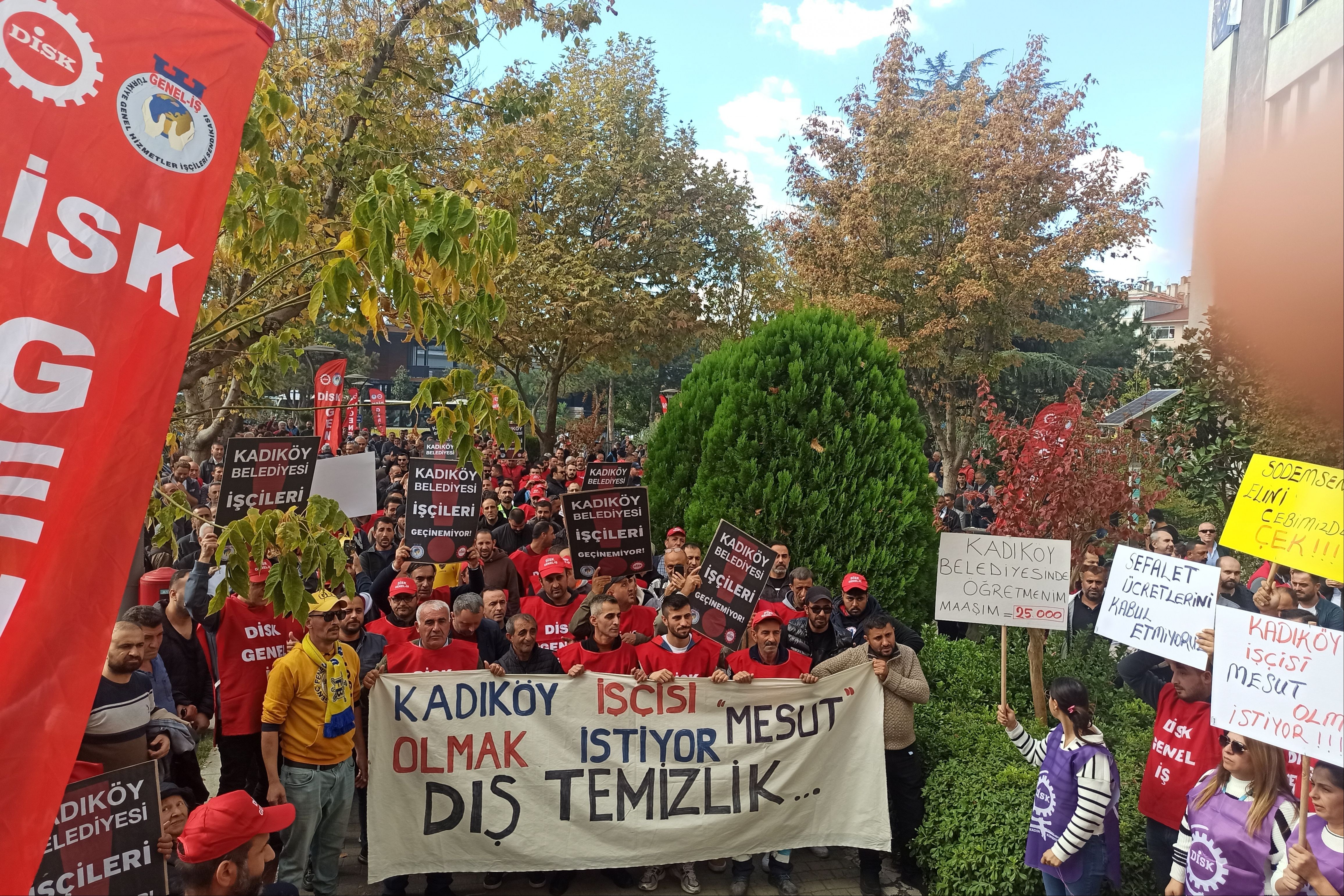 Kadıköy Belediyesi işçileri Belediye binası önünde