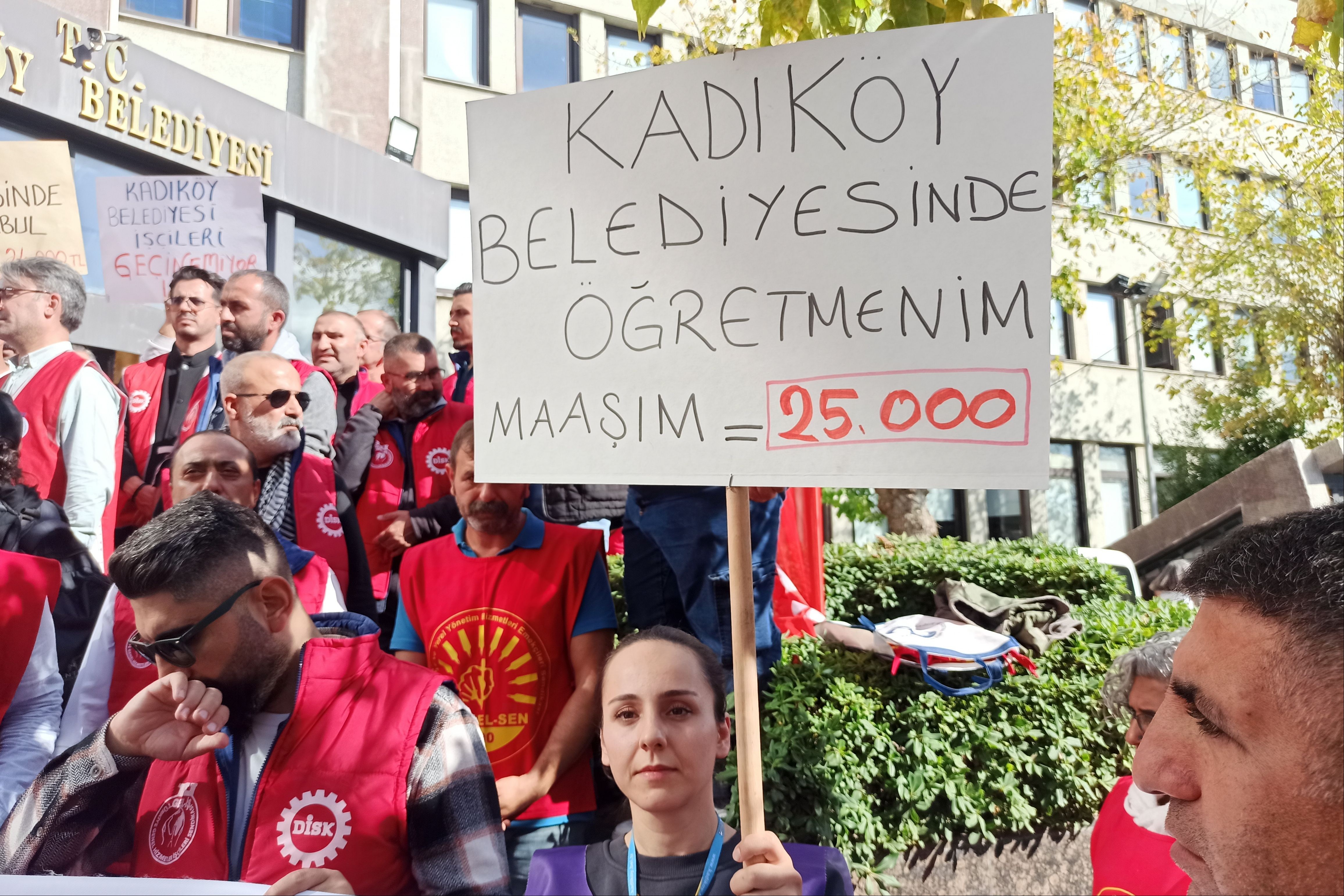 Kadıköy Belediyesinde Grev kararını asmak için toplanan çalışanları