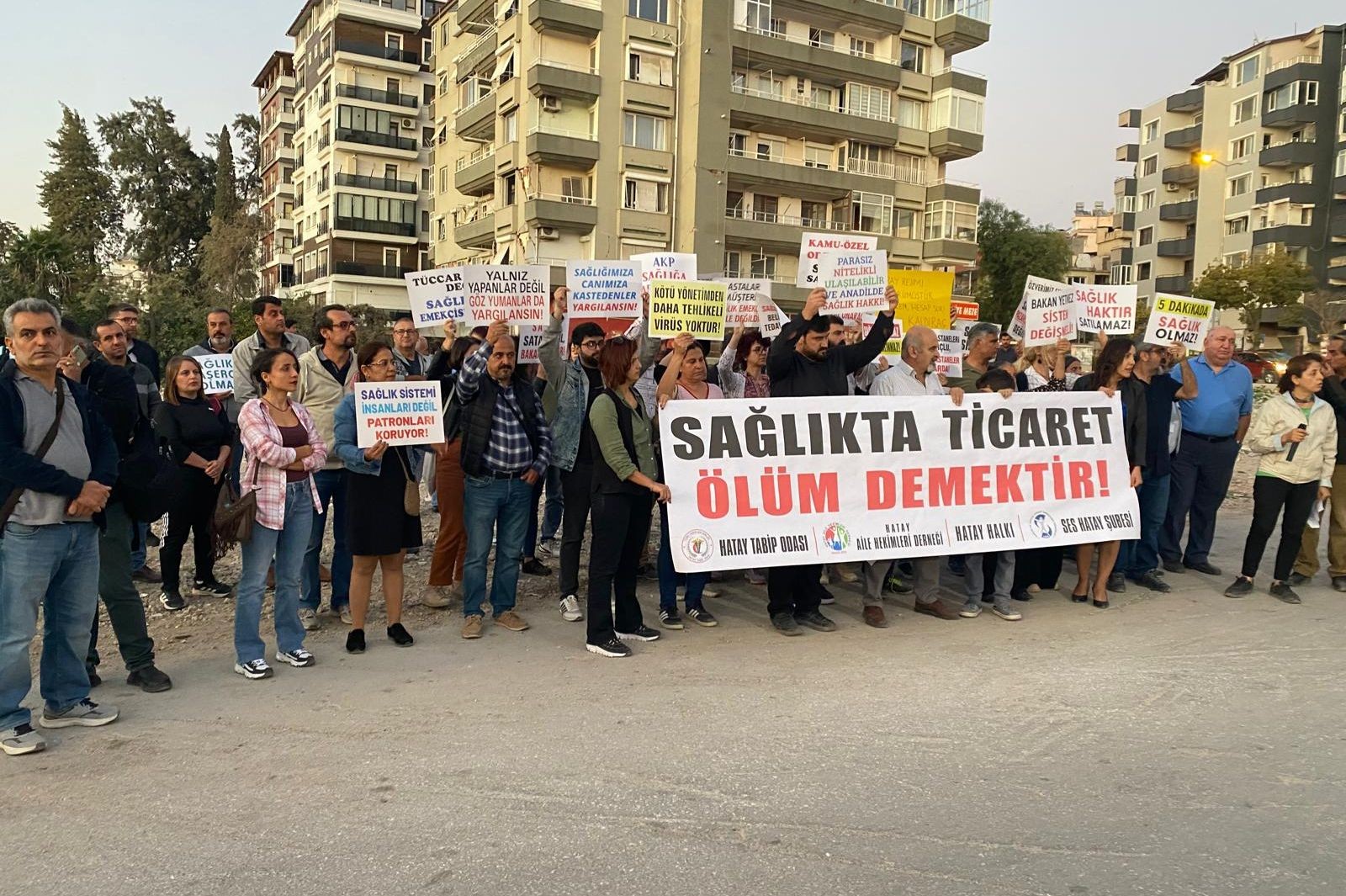 Hatay'da sağlık emekçileri basın açıklaması yaptı