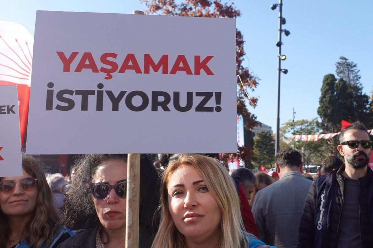 yaşamak istiyoruz dövizi taşıyan kadın