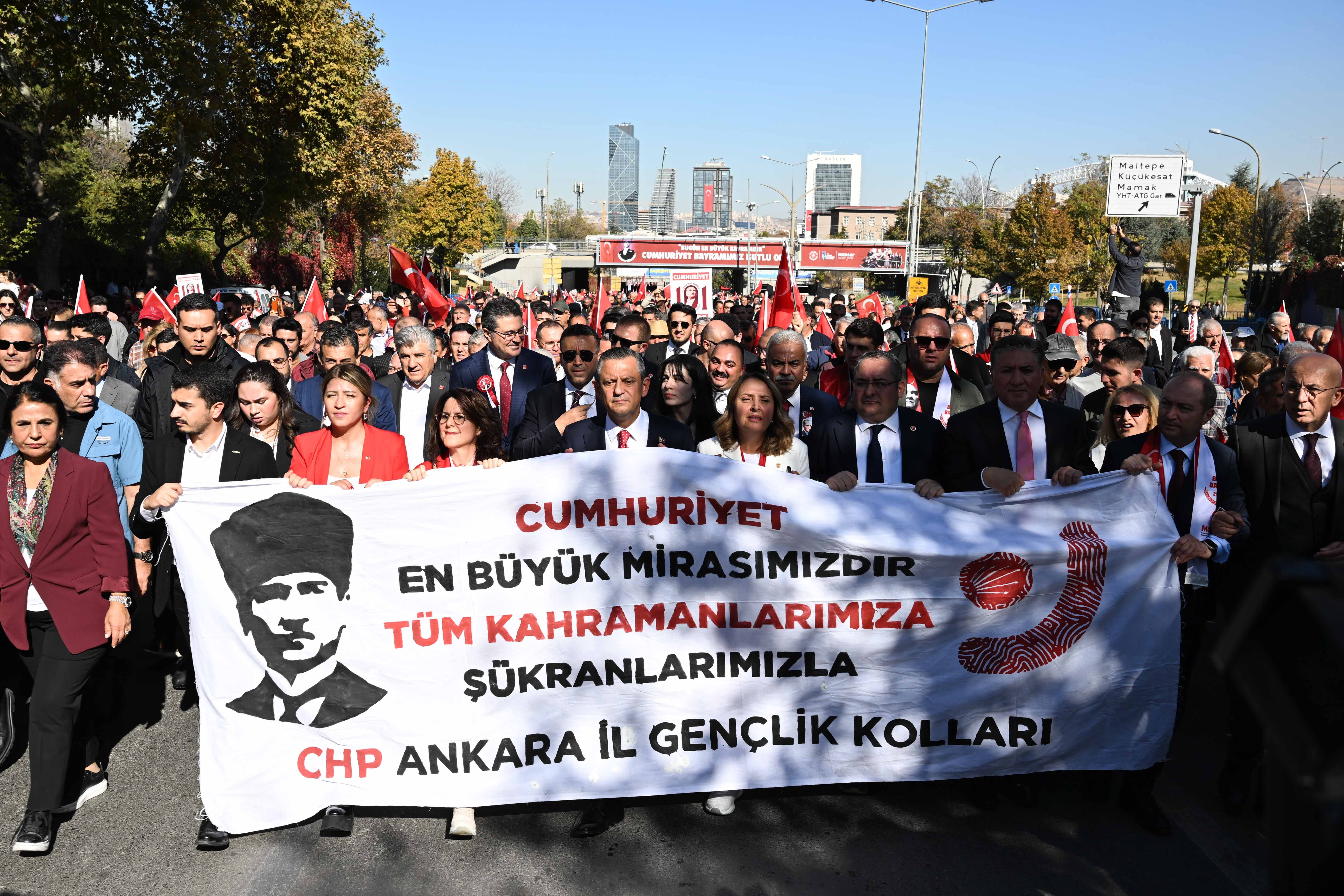 Özgür Özel CHP'lilerle Anıtkabir'e yürüdü