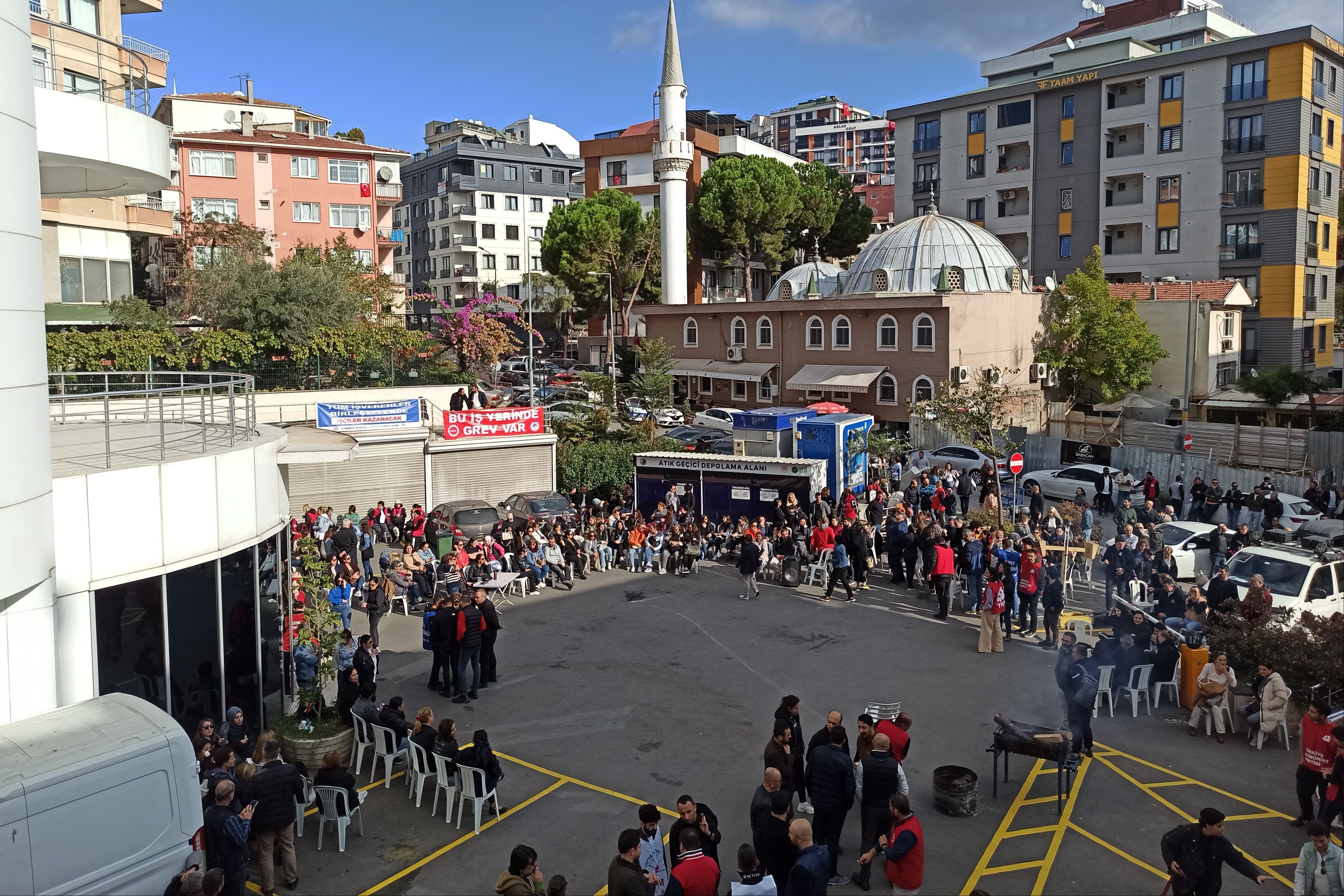 Kartal Belediyesi önünde greve çıkan işçiler