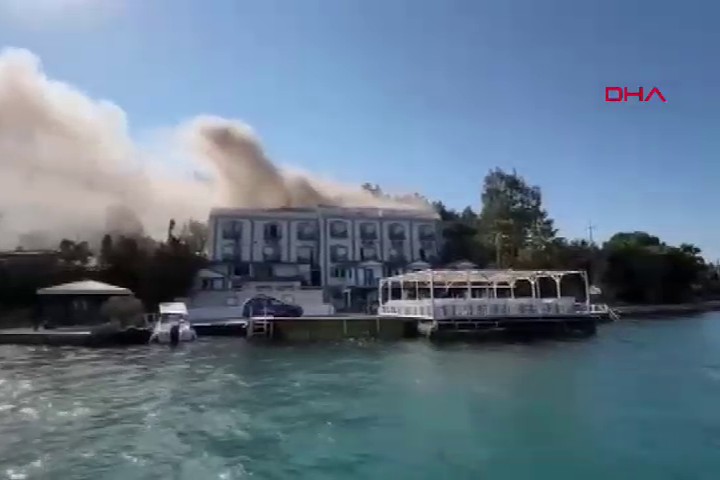 Muğla Bodrum Da çatısı yanan otel