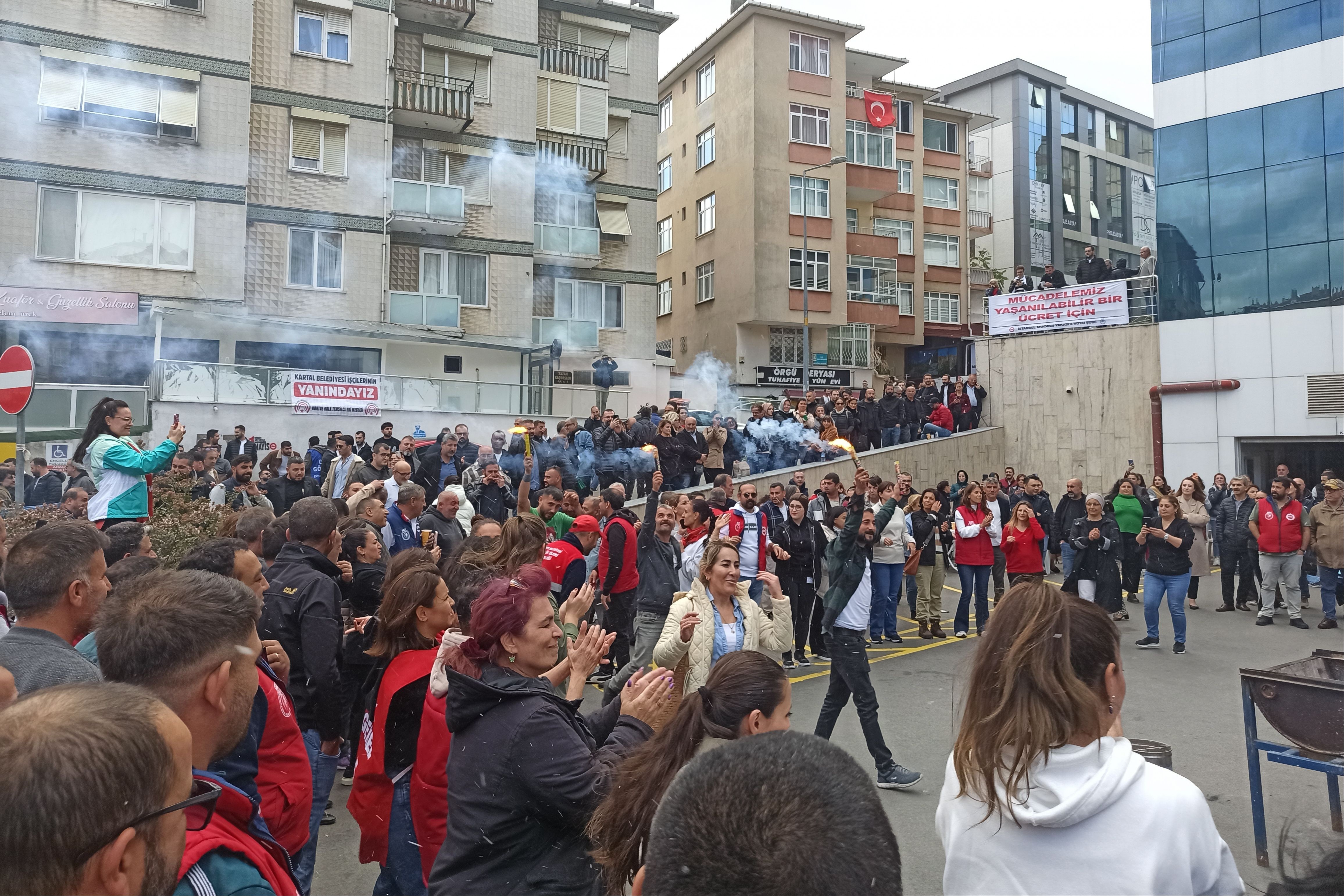 Grev alanındaki Kartal Beşiktaş ve Maltepe  belediyei işçileri