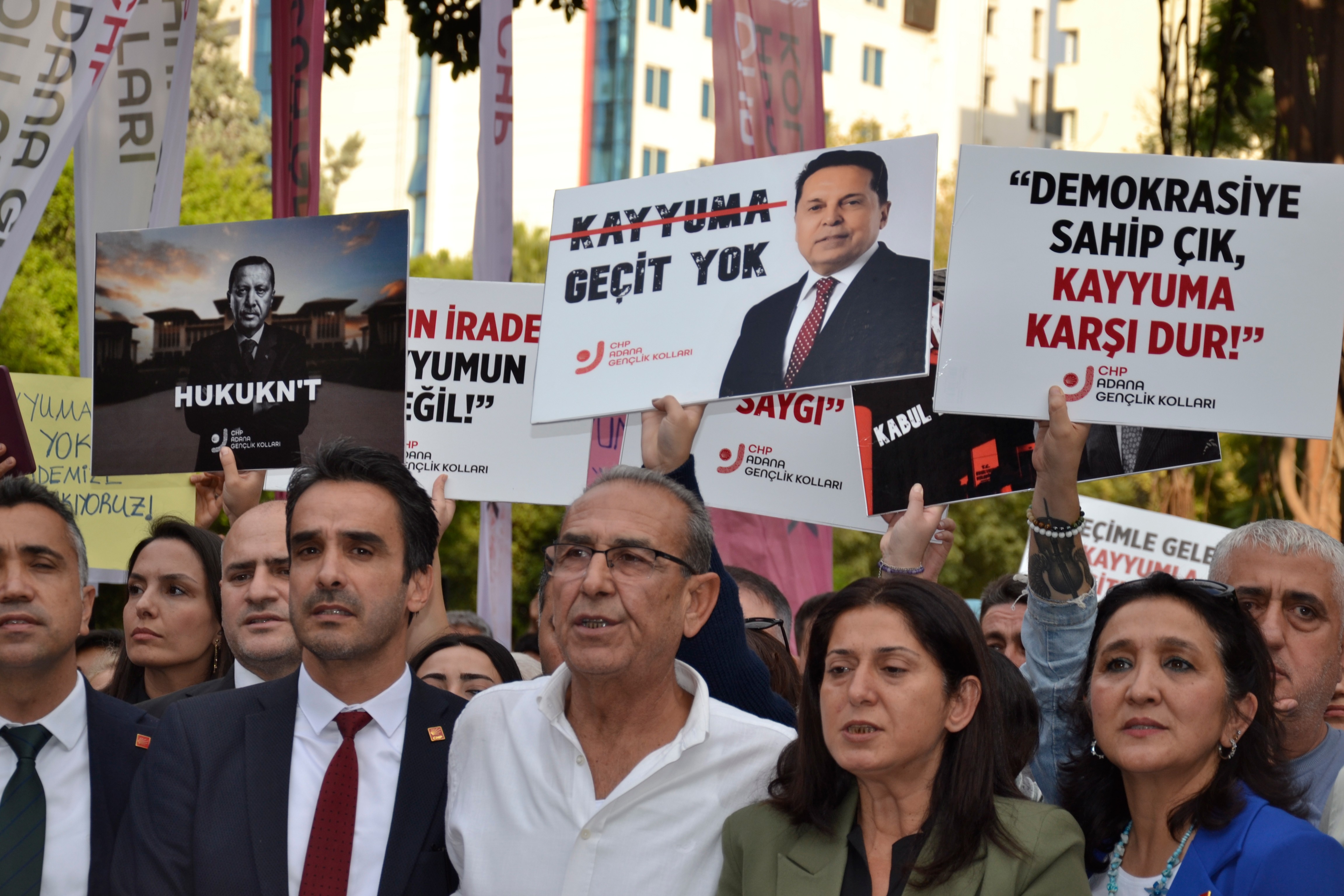 Adana'da Esenyurt belediyesine kayyum atanması  protesto edildi 