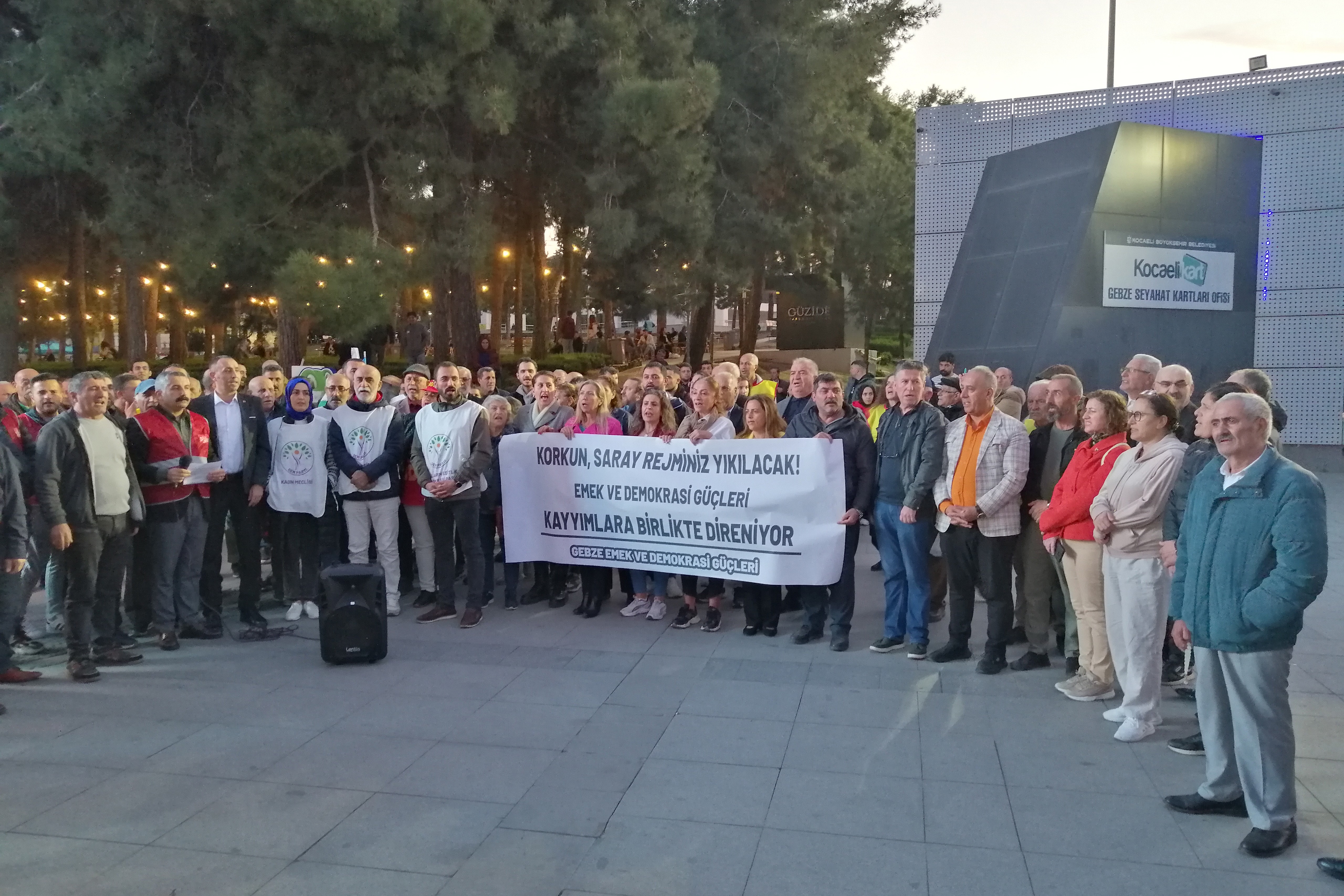 Gebze'de Esenyurt belediyesine kayyum atanması  protesto edildi 