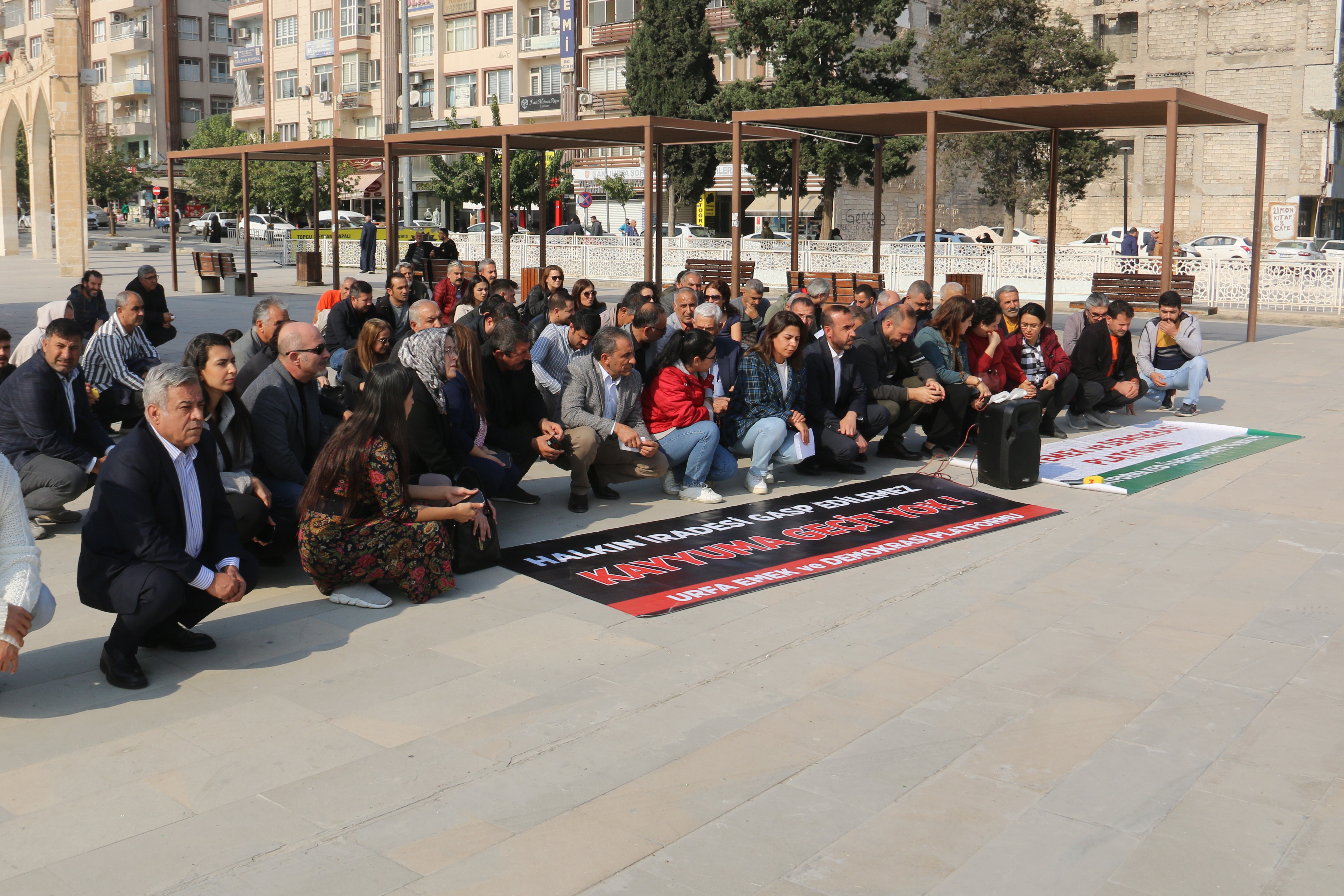 Urfa'da Esenyurt belediyesine kayyum atanması  protesto edildi 