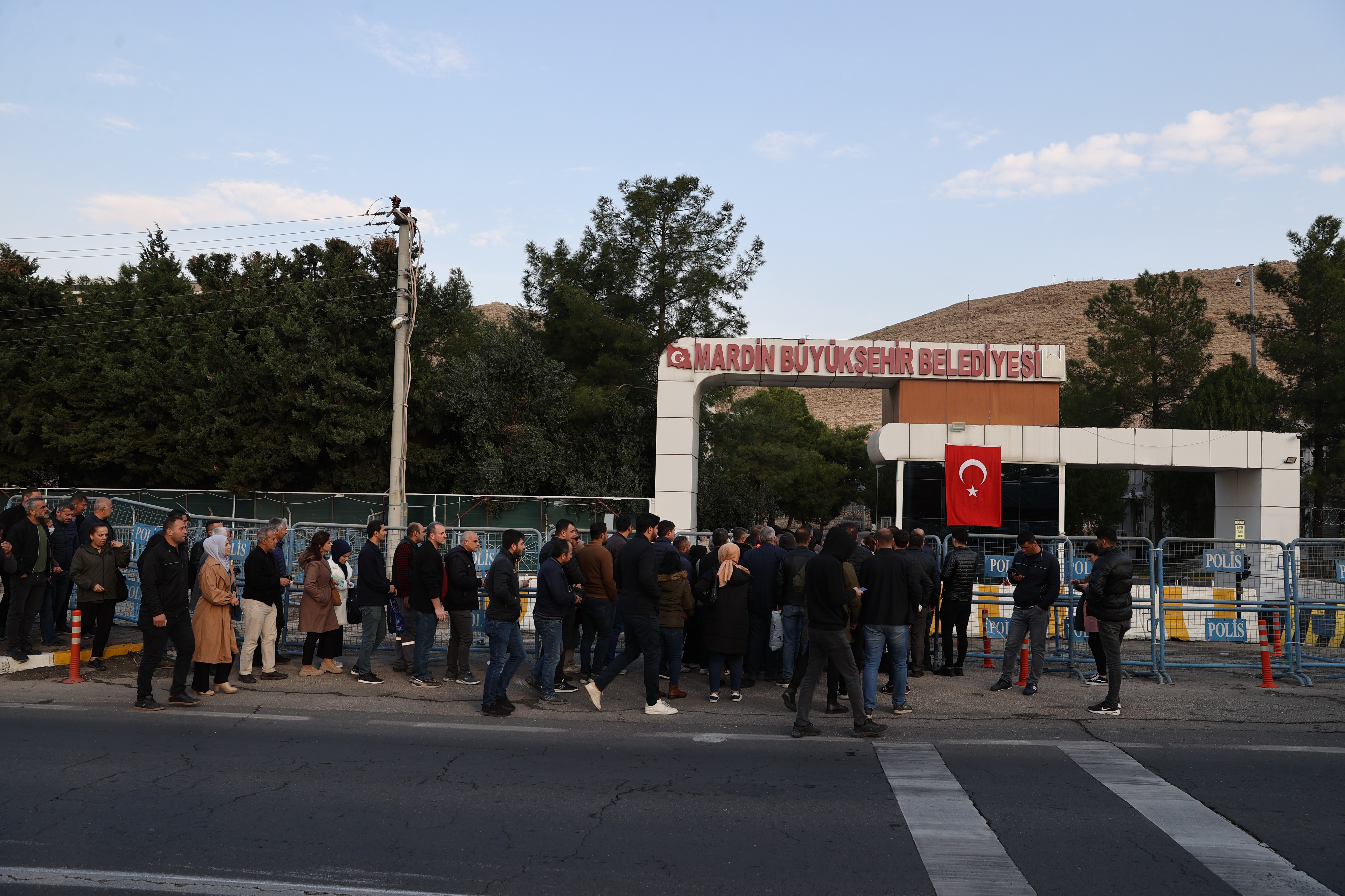 Mardin Belediyesi önünde toplanan kalabalık, polis bariyerleri