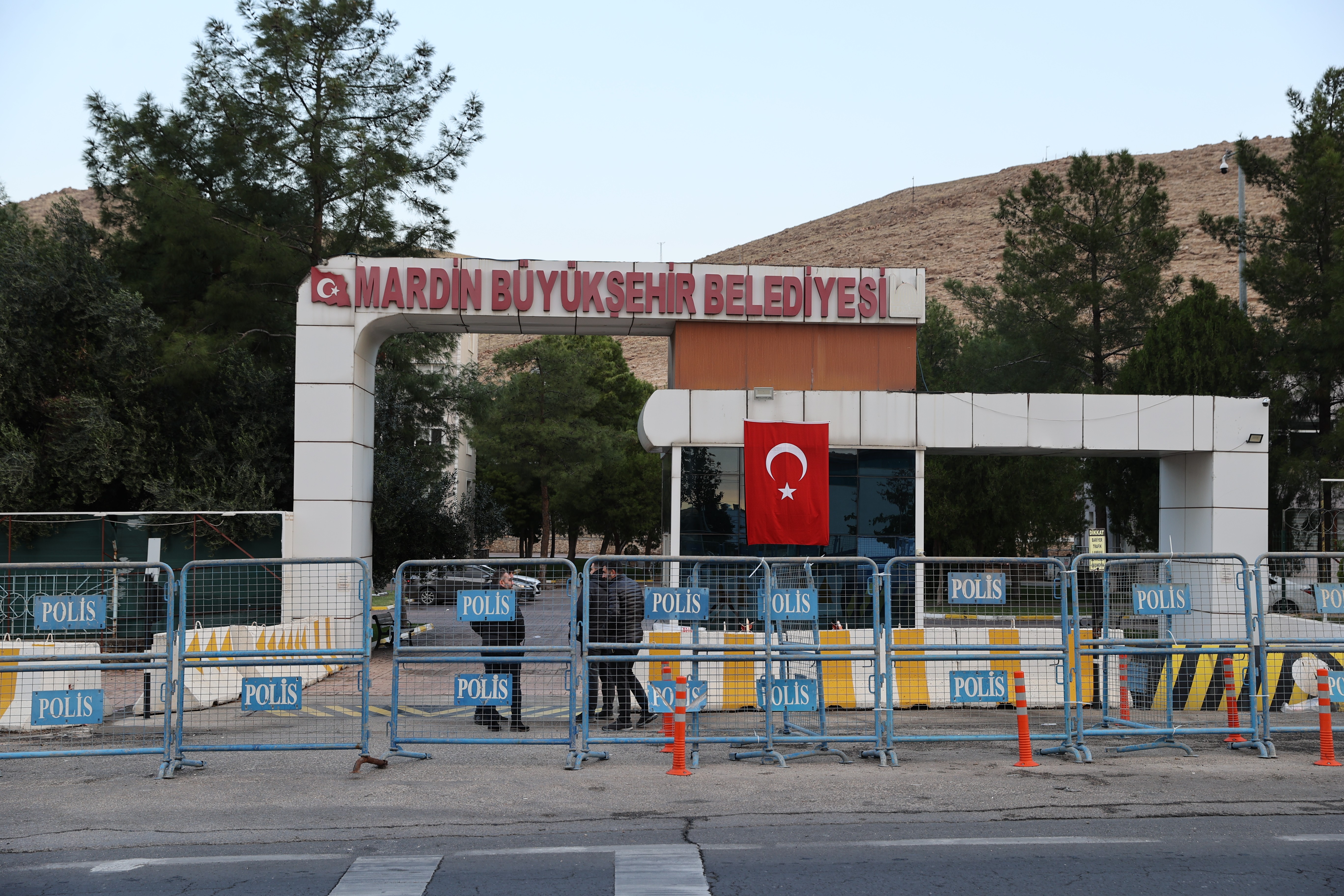 Mardin Belediyesi önünde polis bariyerleri