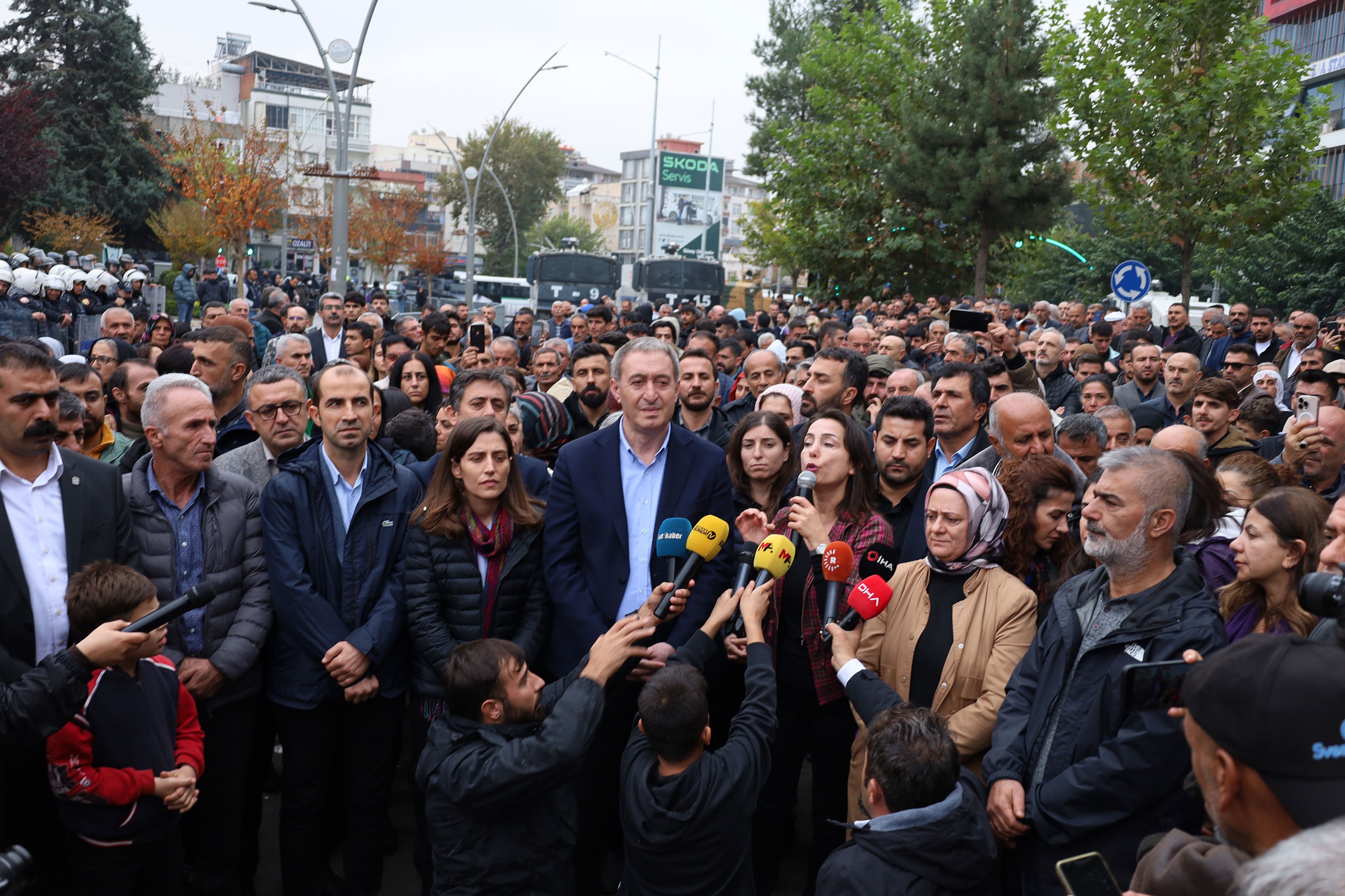 DEM Parti Eş Genel Başkanları Tuncer Bakırhan ve Tülay Hatimoğulları Batman'da protestoda