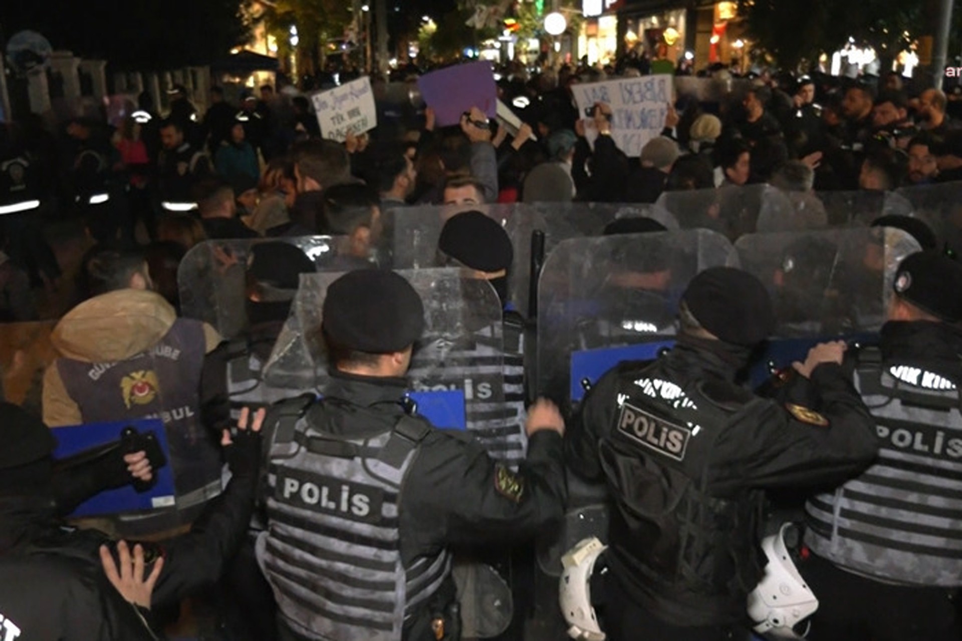 Kadınlar Kadıköy'de kayyımı protesto etti 