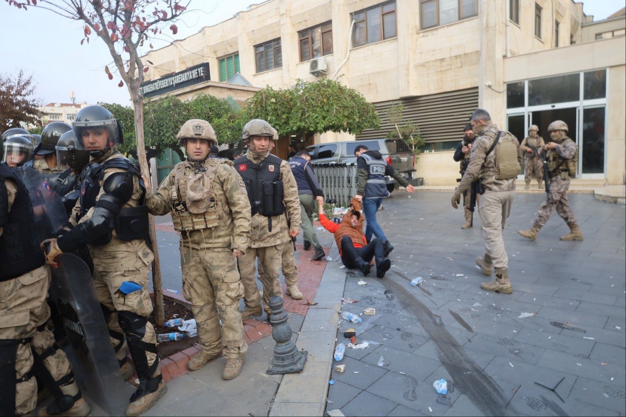 Batman'da kayyım eylemleri sırasında polisin şiddeti.