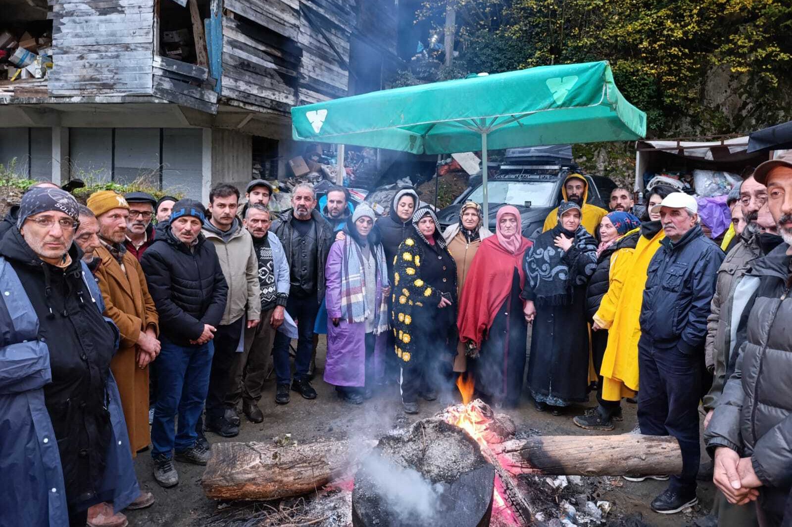 Uzungöl'de nöbet tutan halk