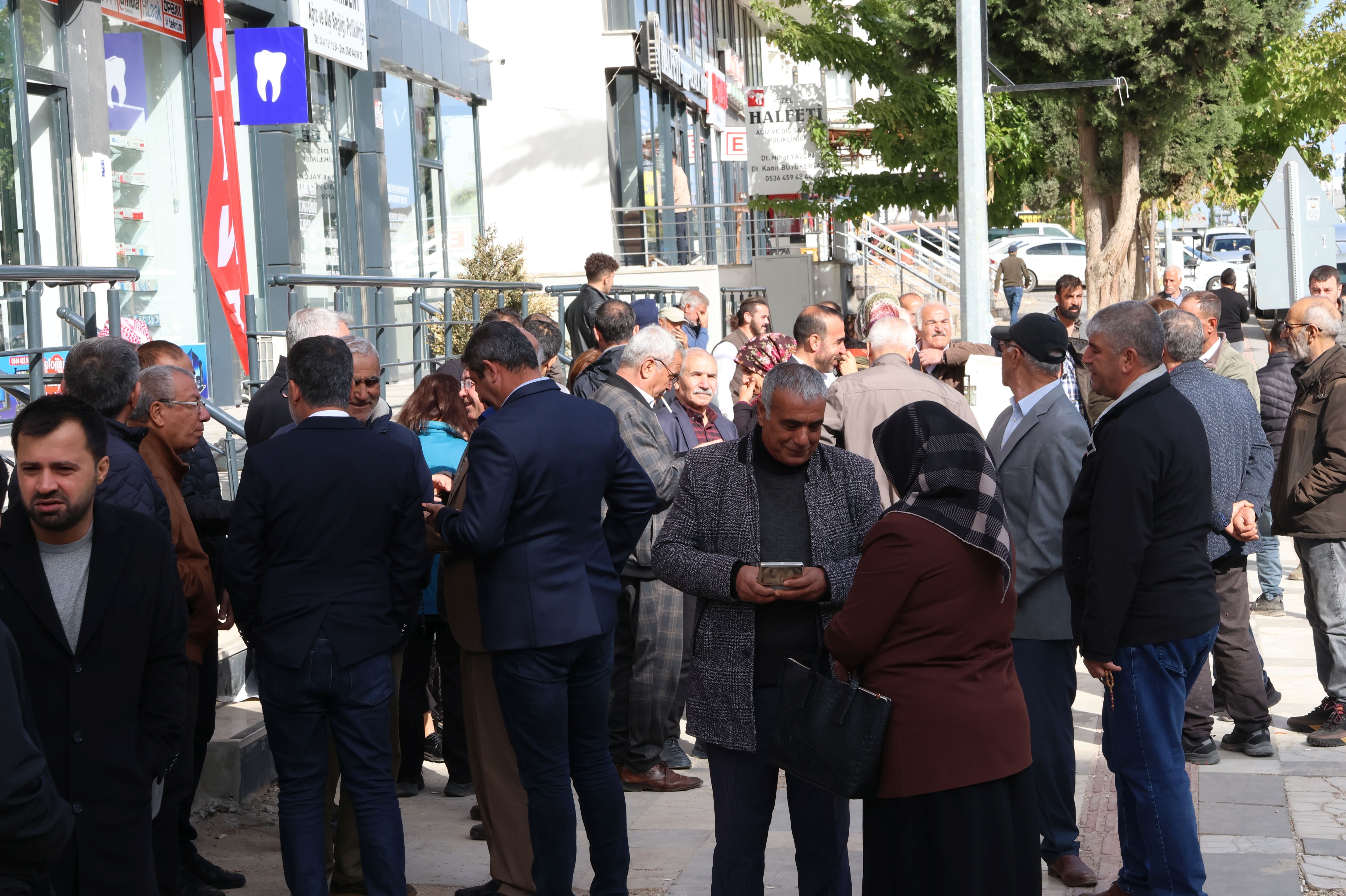 Halfeti belediyesi önünde bekleyiş