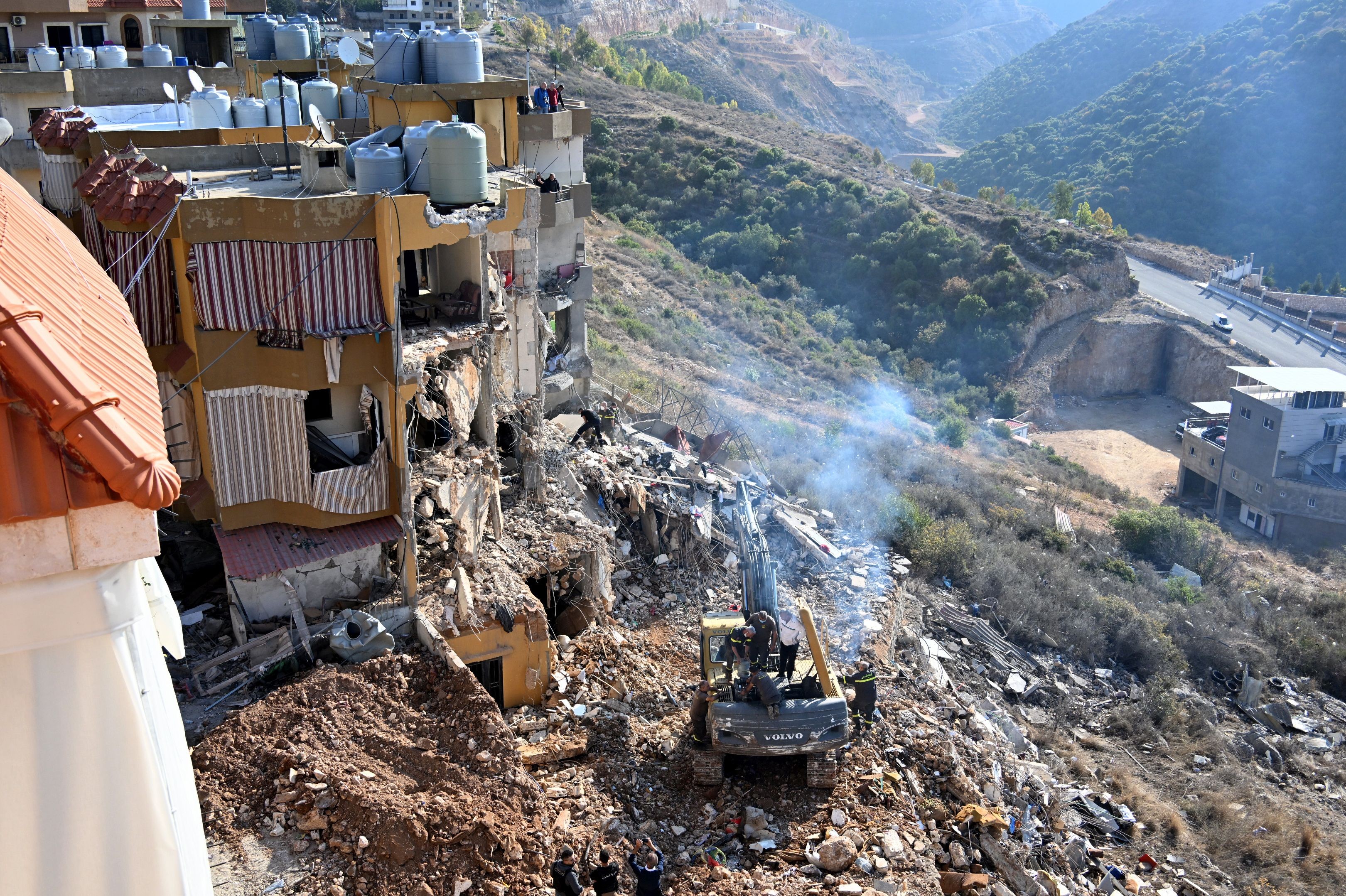 İsrail'in Lübnan'a saldırısında hasar gören bina