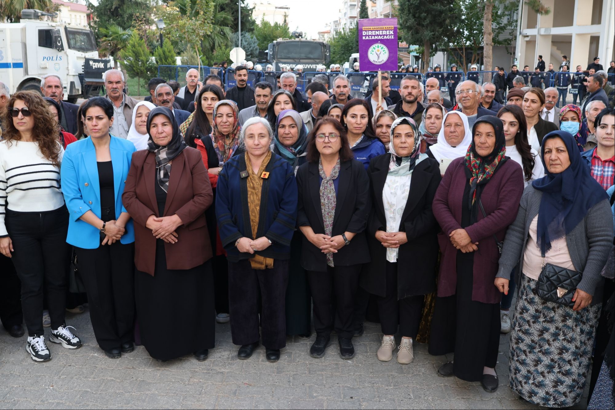 Halfeti Belediyesi önünde kayyıma karşı eylem yapan kadınlar.