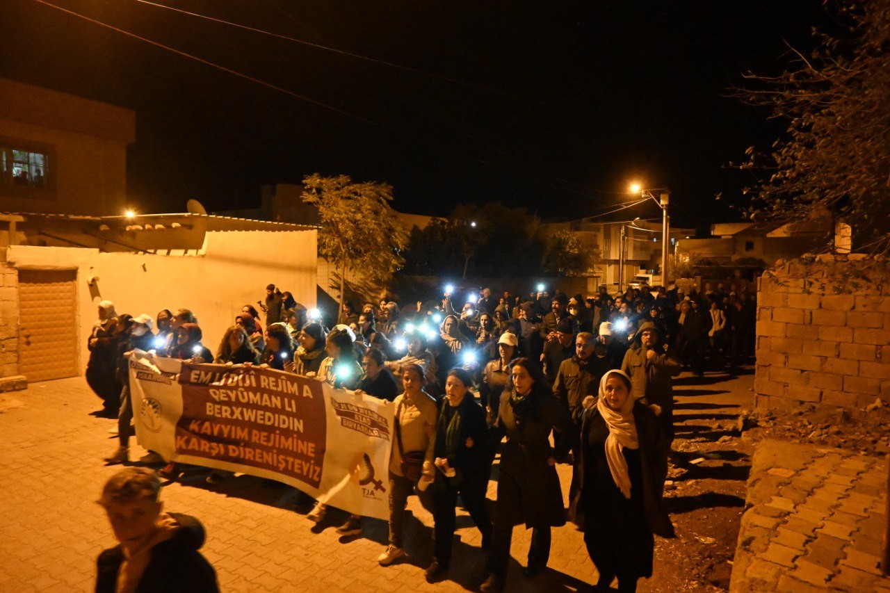 Mardin'de kayyıma karşı eylem yapan kadınlar.