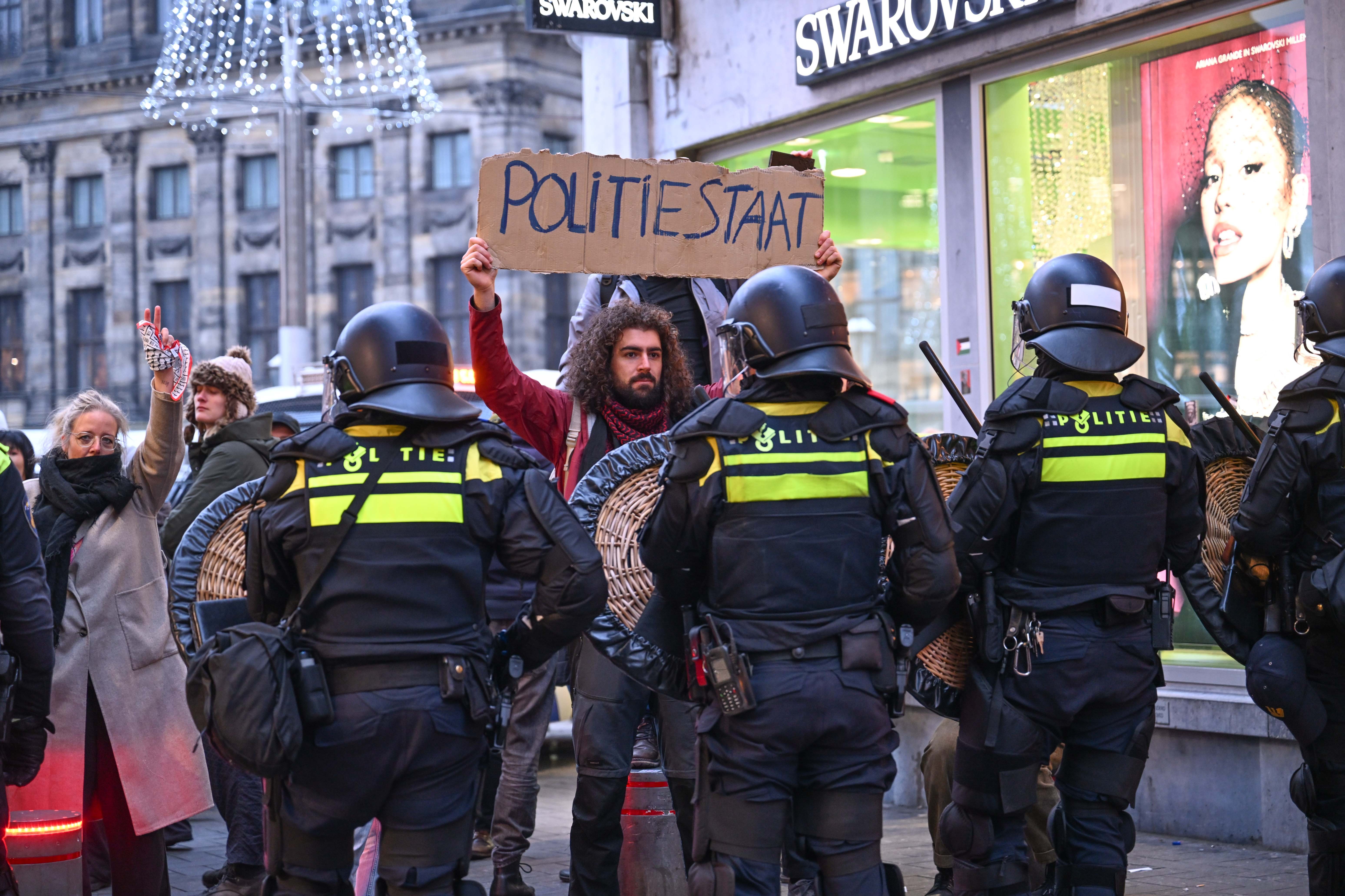 Amsterdam’da İsrailli taraftar terörü ve medya protesto edildi