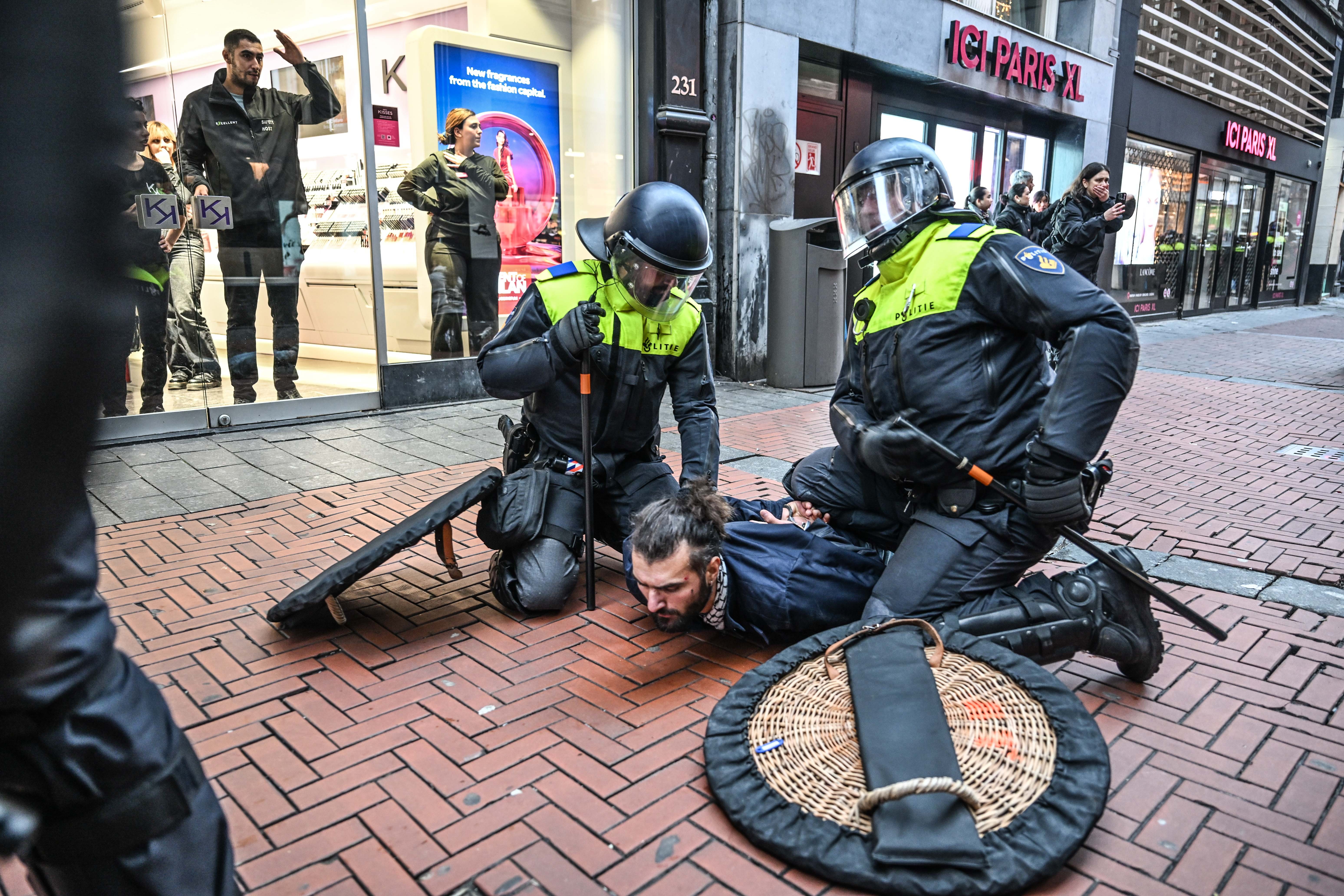 Amsterdam’da İsrailli taraftar terörü ve medya protesto edildi