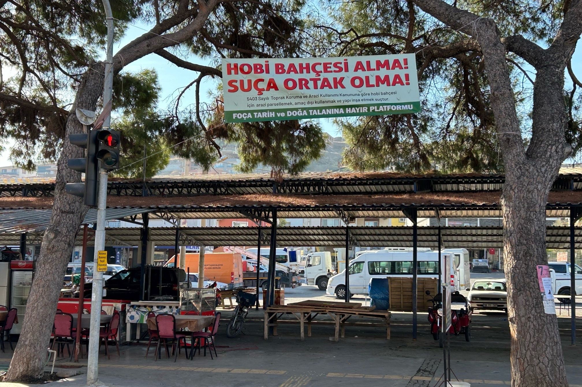 Hobi bahçesi alma suça ortak olma pankartı asılı çay bahçesi