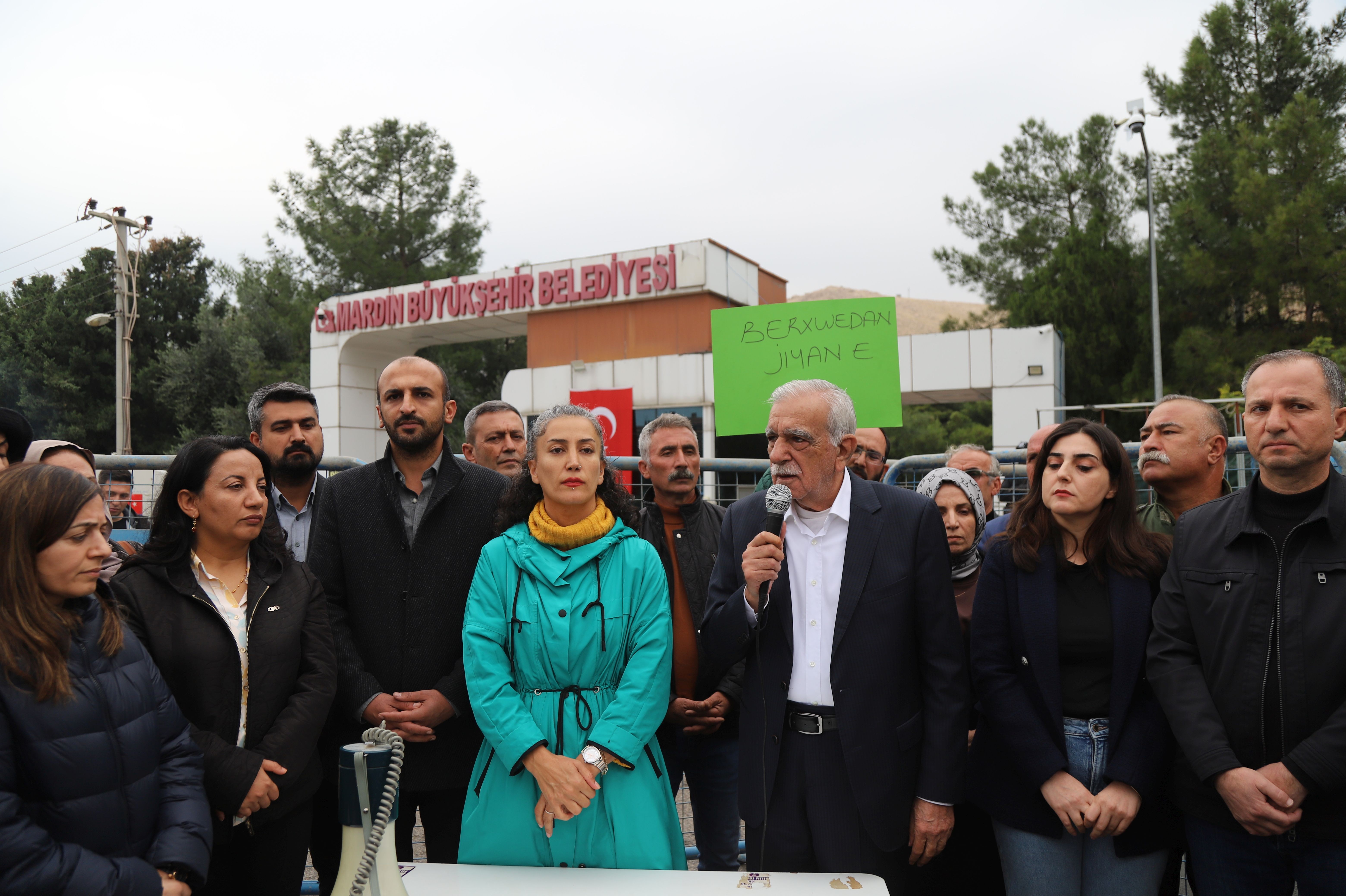 Ahmet Türk belediye önünde konuşuyor