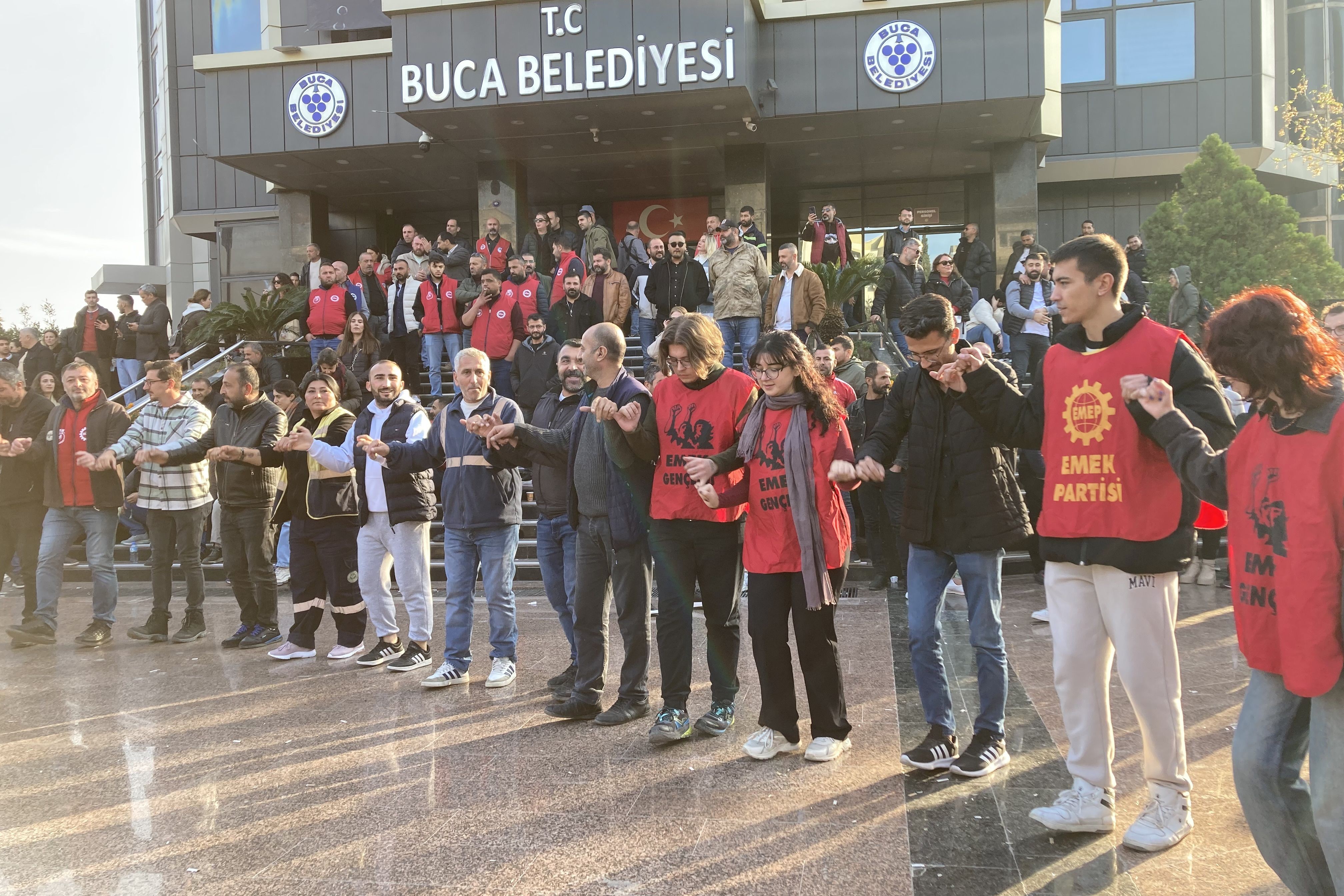 Buca Belediyesi işçileri ve Emek partisi üyeleri grev halayında