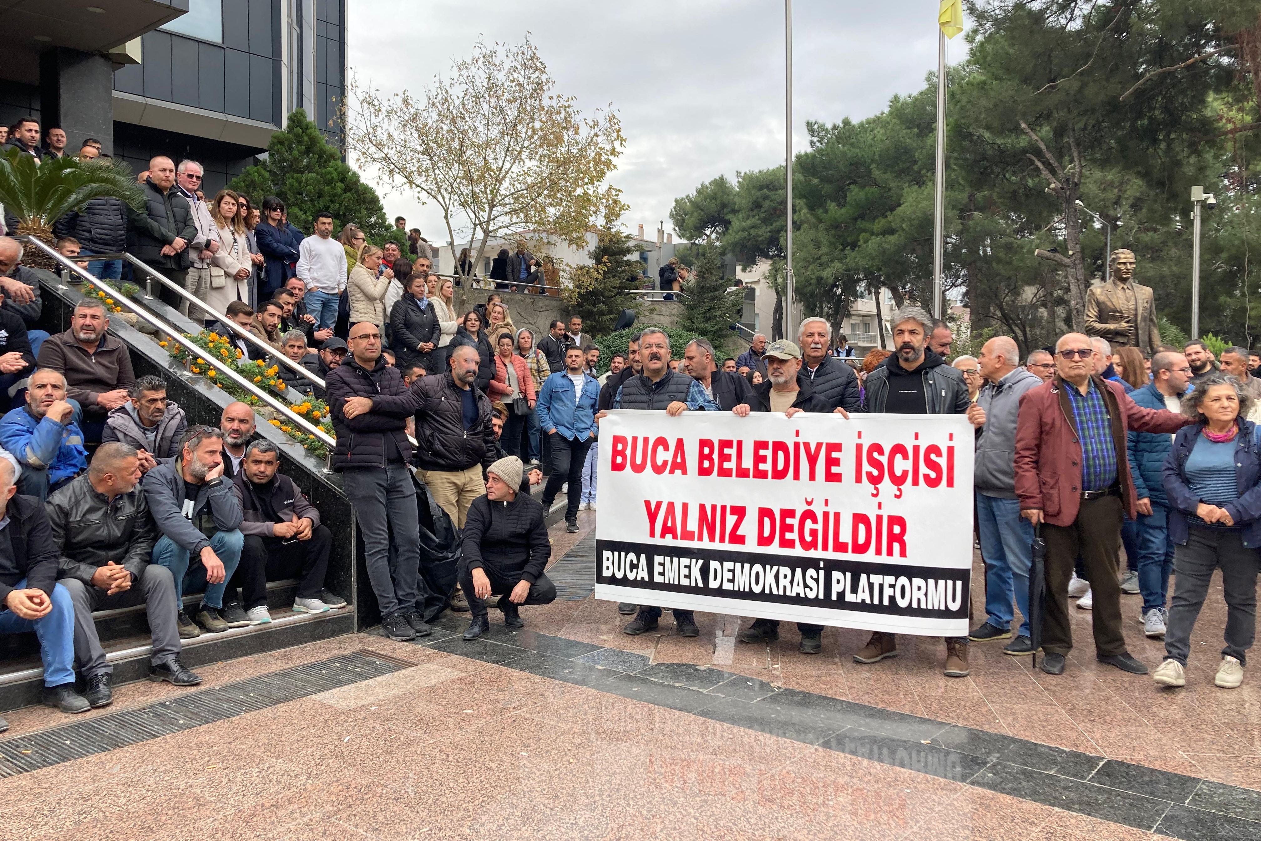 Buca Emek ve demokrasi platformu grevdeki işçileri ziyaret ediyor