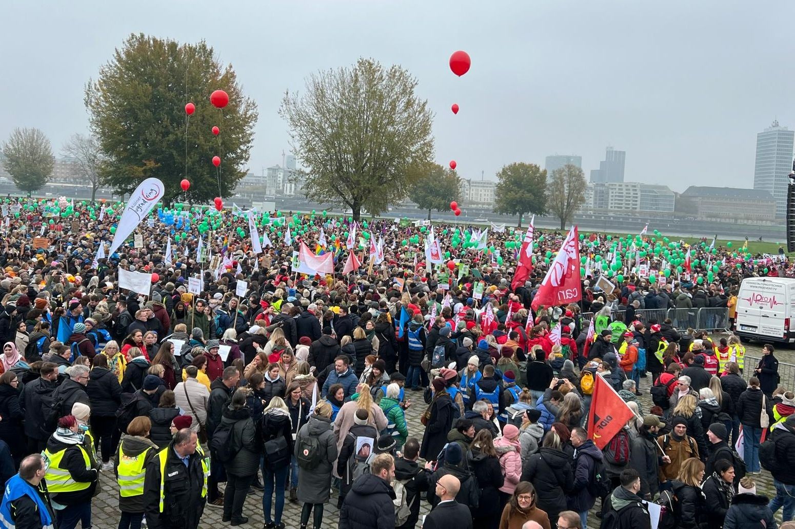 Düsseldorf’ta 35 bin kişi sosyal kesintilere karşı miting yaptı 