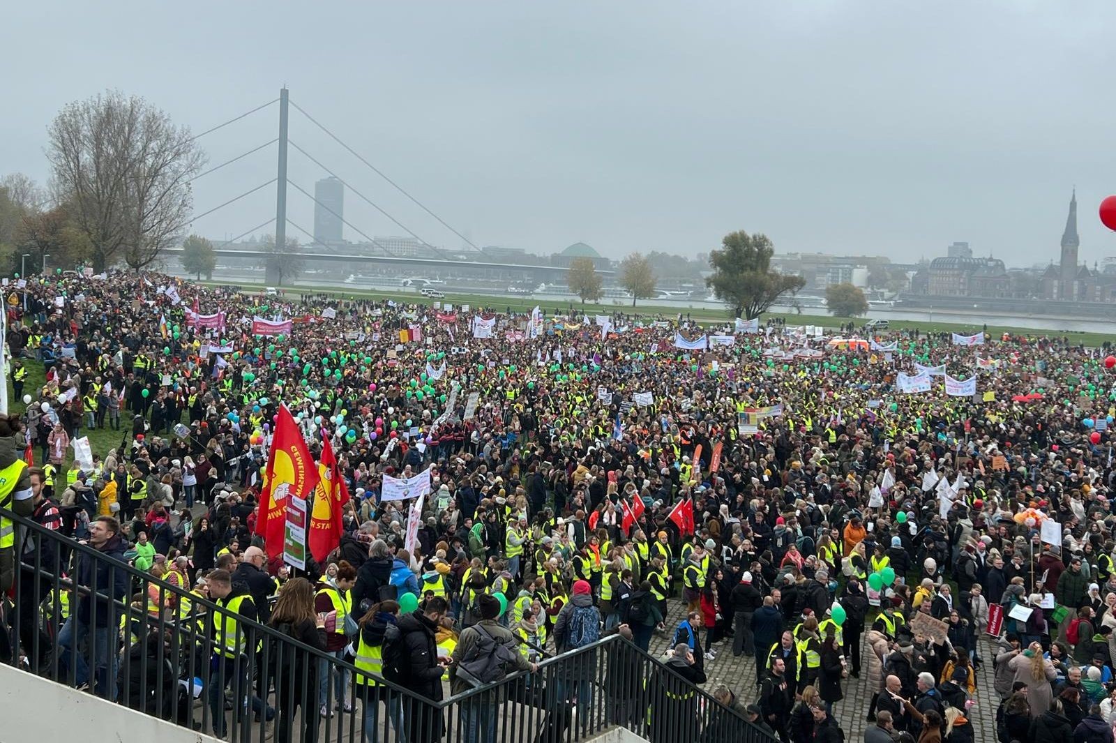 Düsseldorf’ta 35 bin kişi sosyal kesintilere karşı miting yaptı 