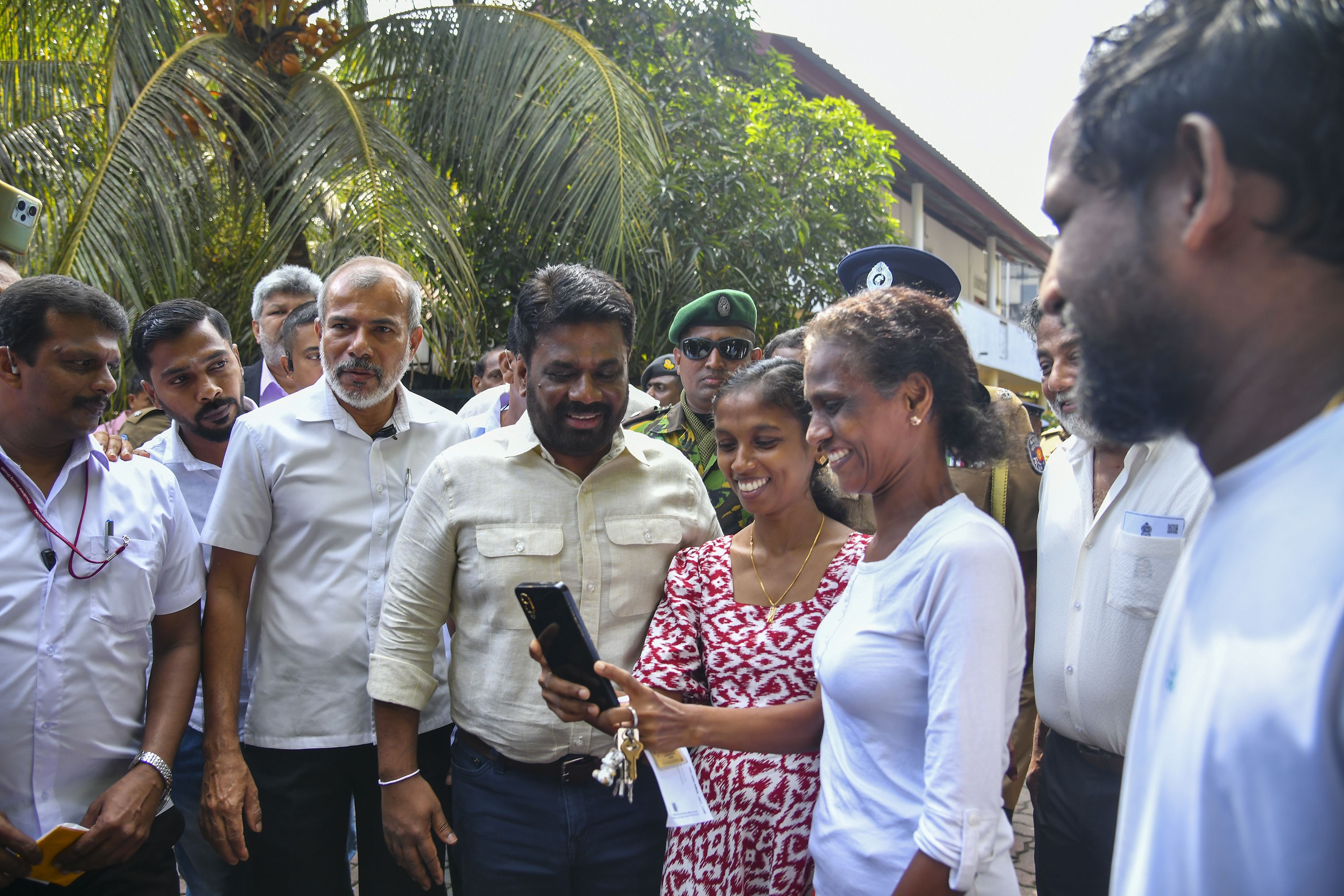 Colombo kentinde Sri Lanka devlet başkanı Anura Kumara Dissanayaka (ortada) seçim merkezlerine gelerek oyunu kullandı.