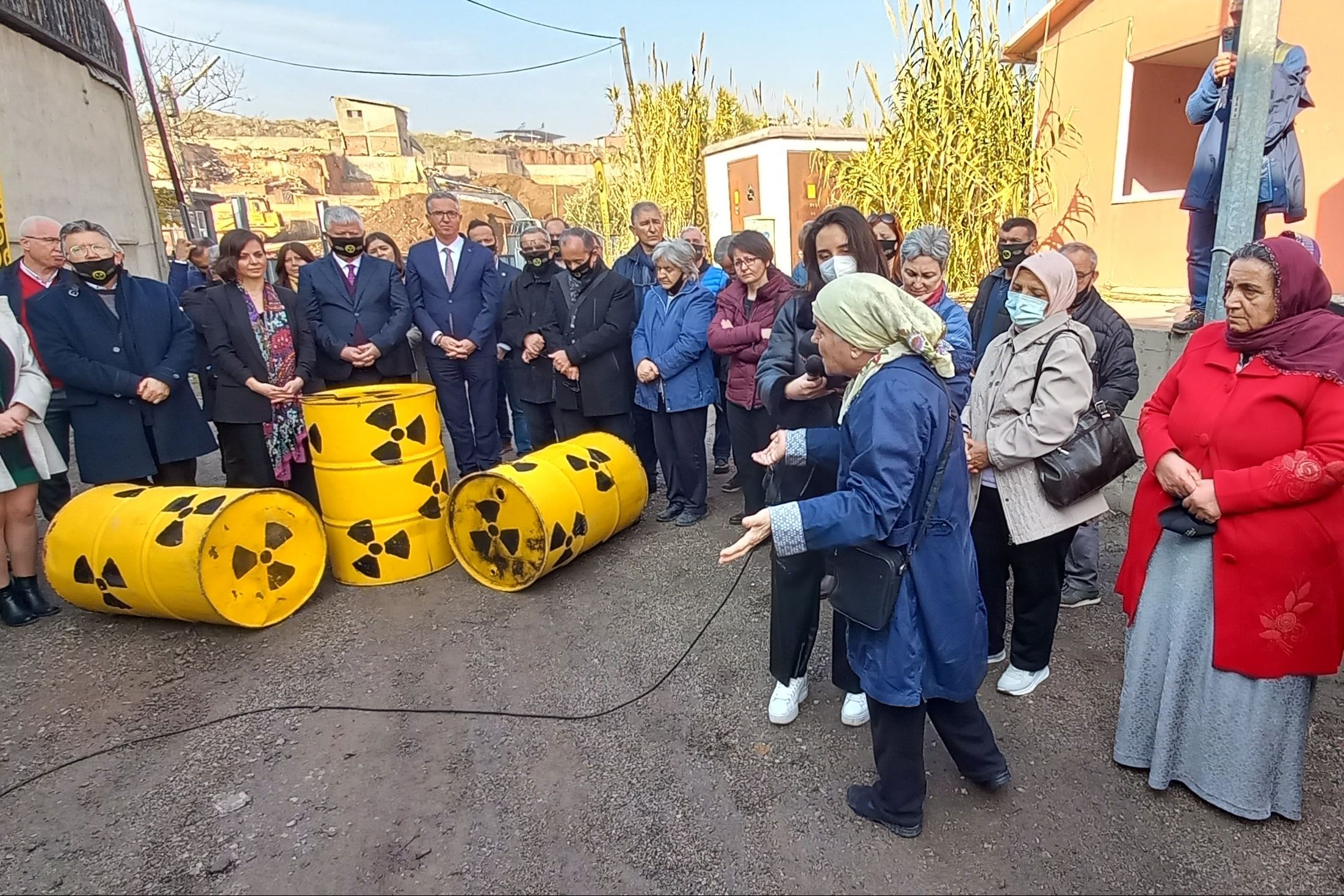 İzmir Gaziemir'de nükleer atık tesisini protesto eden yurttaşlar.