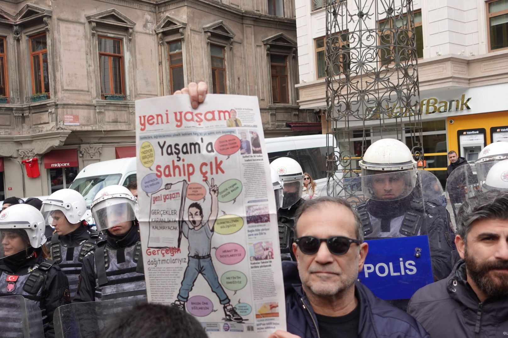 Yeni Yaşam gazetesini tutan eylemciler