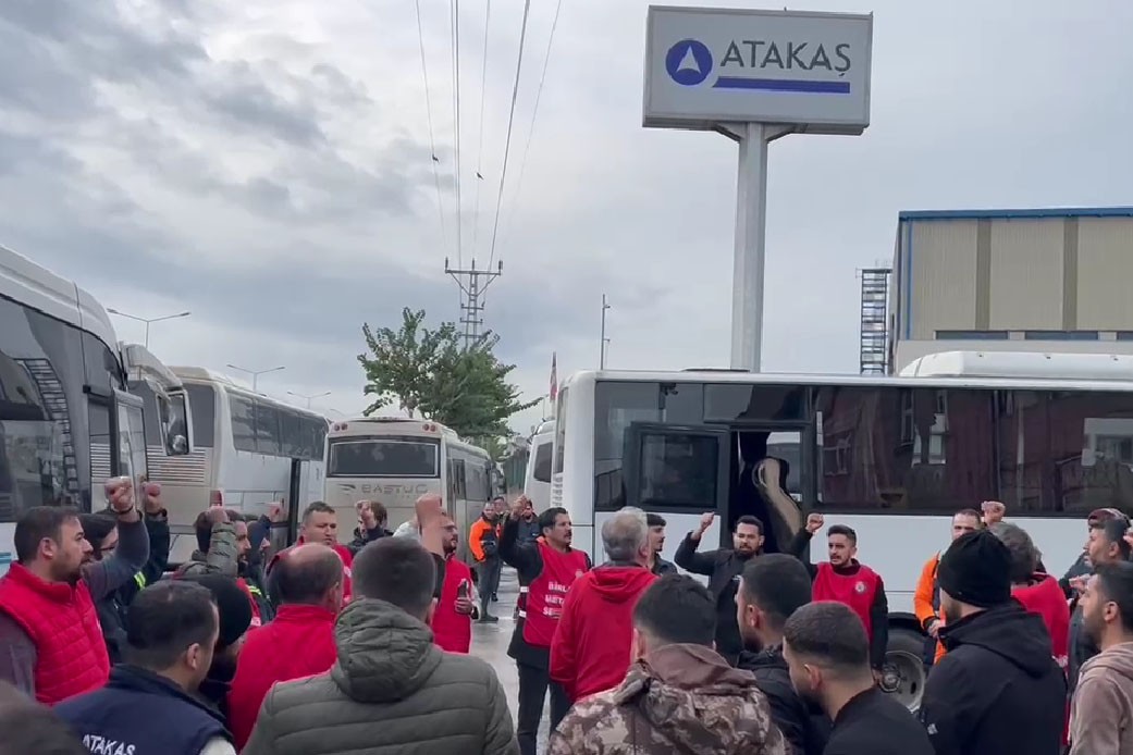 Atakaş işçileri fabrika önünde