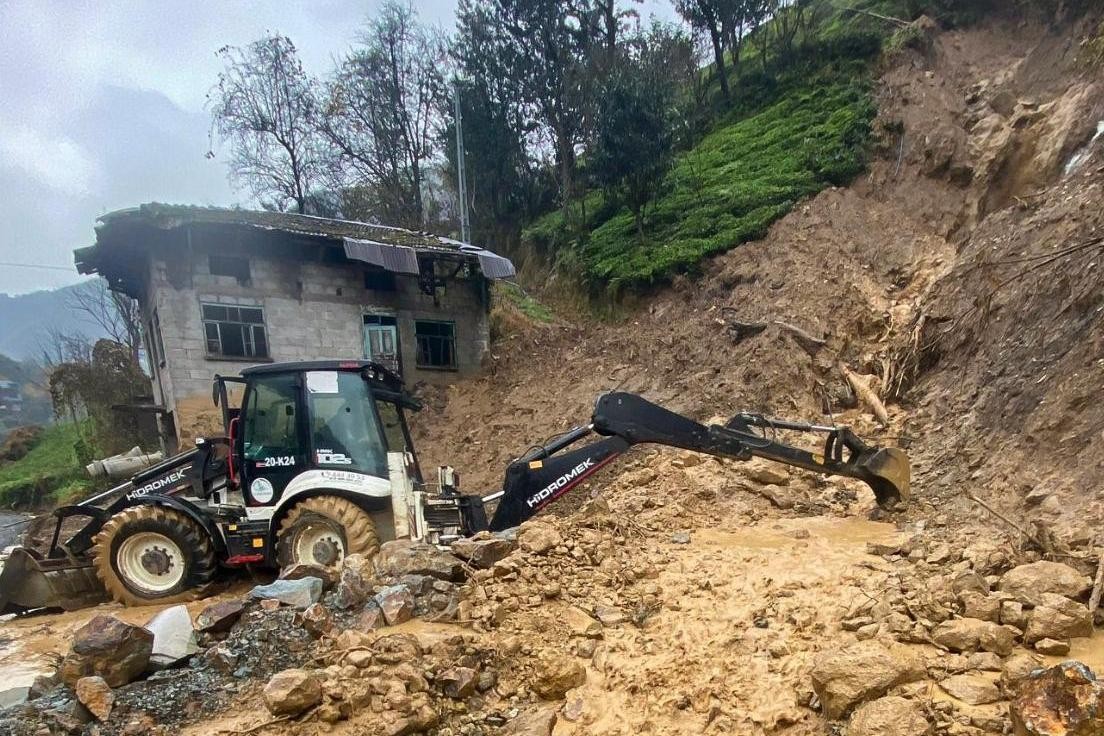 Rize'de yolda heyelan