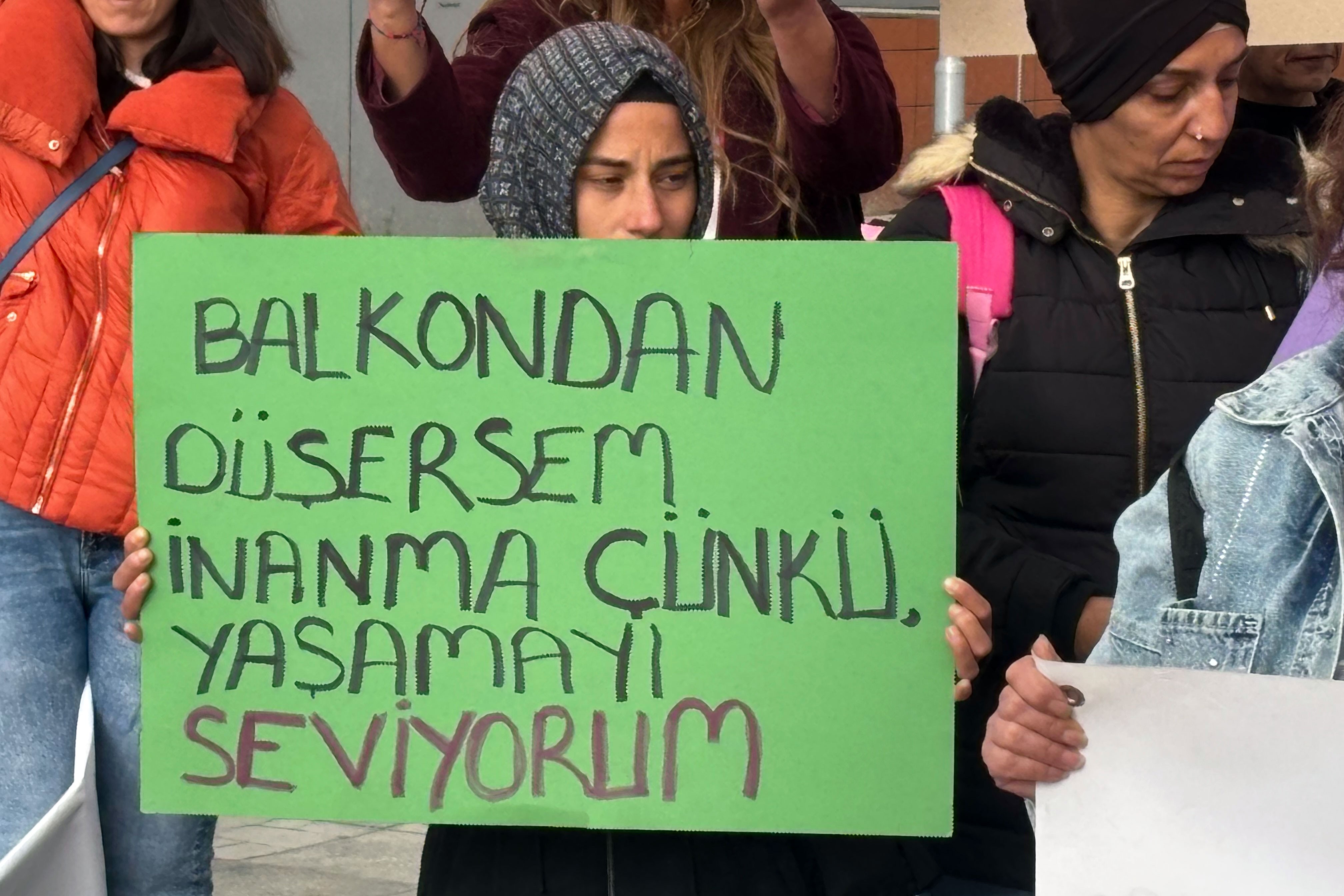 'Balkondan düşersem inanma çünkü yaşamayı seviyorum' dövizi