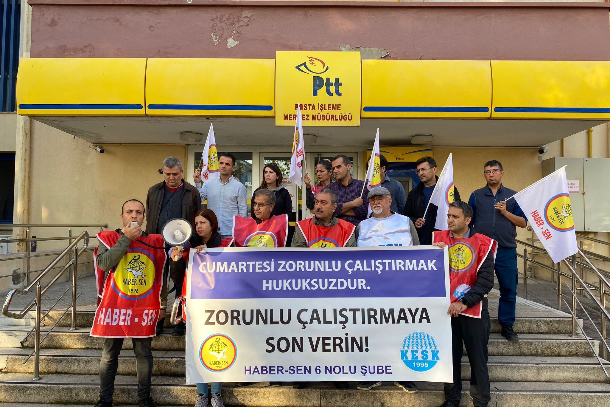 Haber Sen üyeleri İzmir'de basın açıklaması düzenliyor