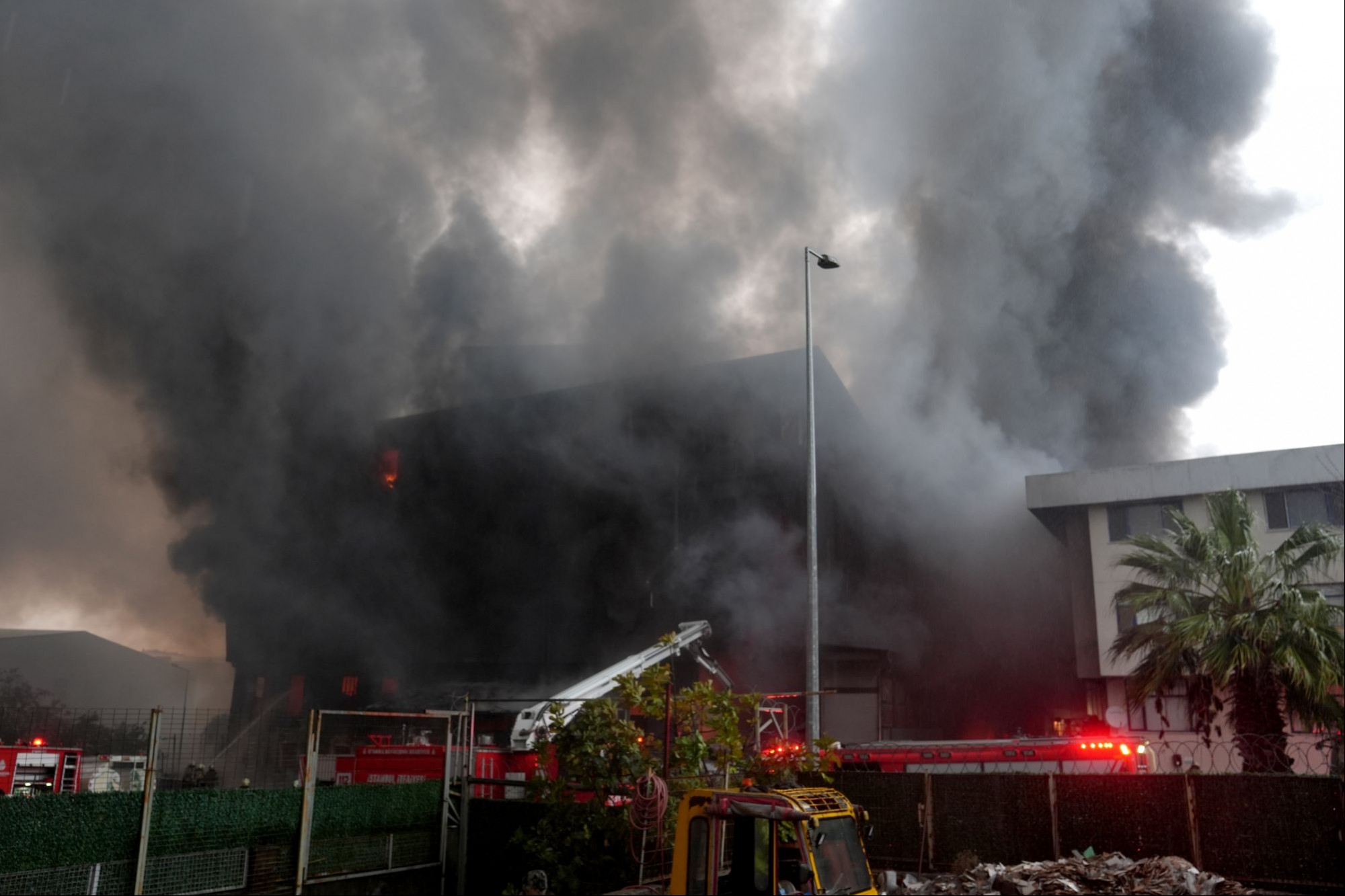 Beylikdüzü’nde çıkan fabrika yangınına müdahale ediliyor.