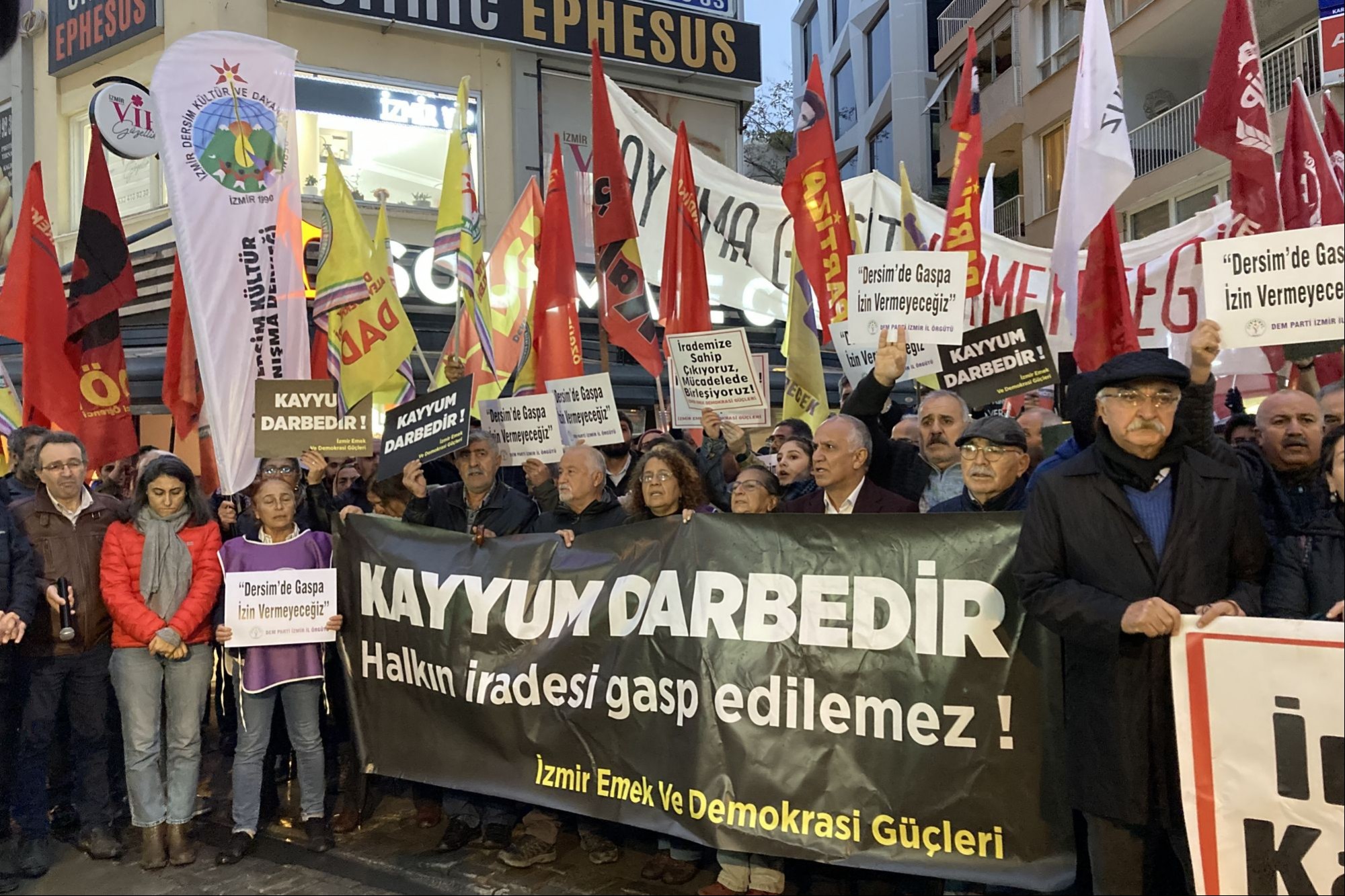 İzmir'de kayyım eylemi.