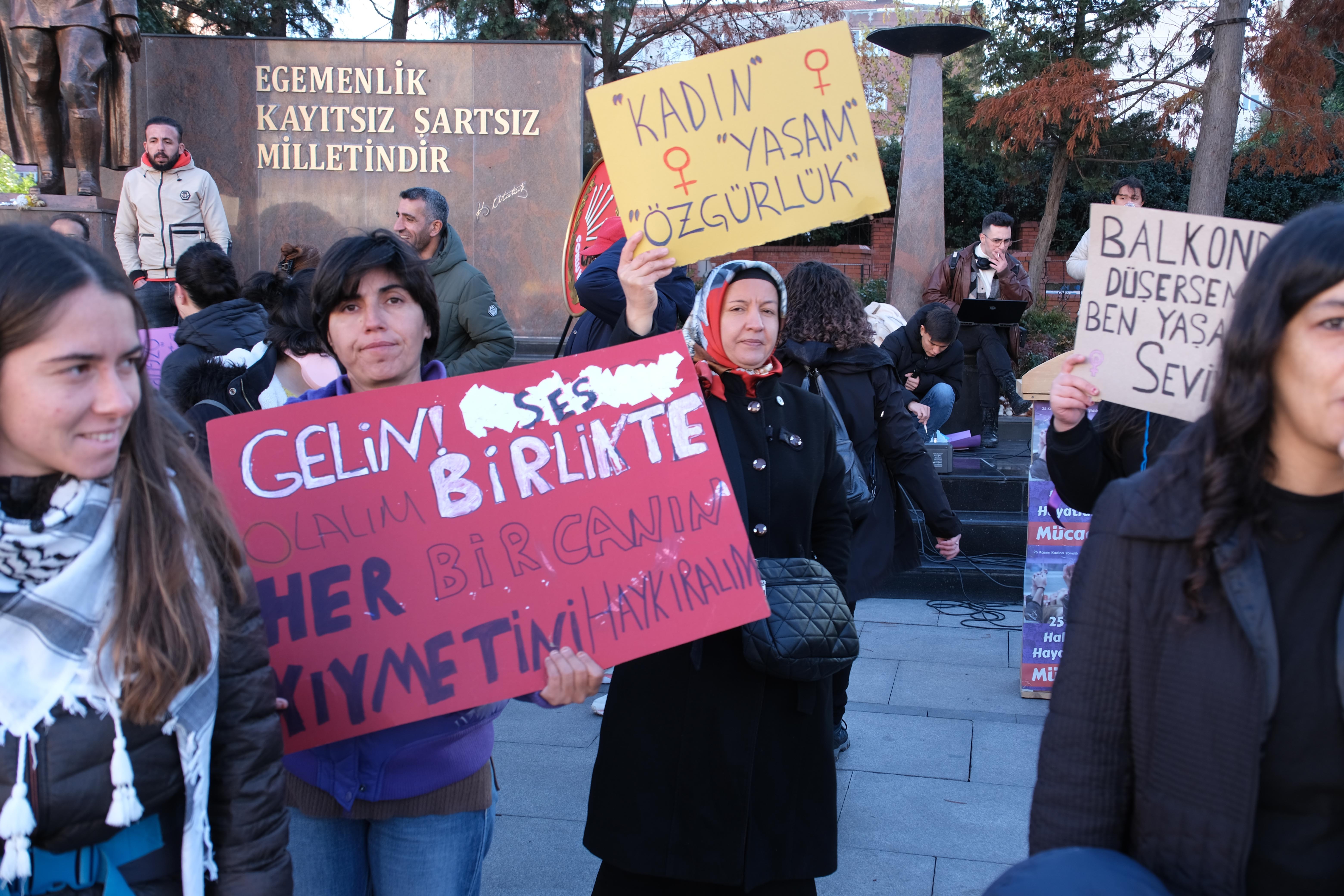 Kadınlar ellerinde döviz taşıyor