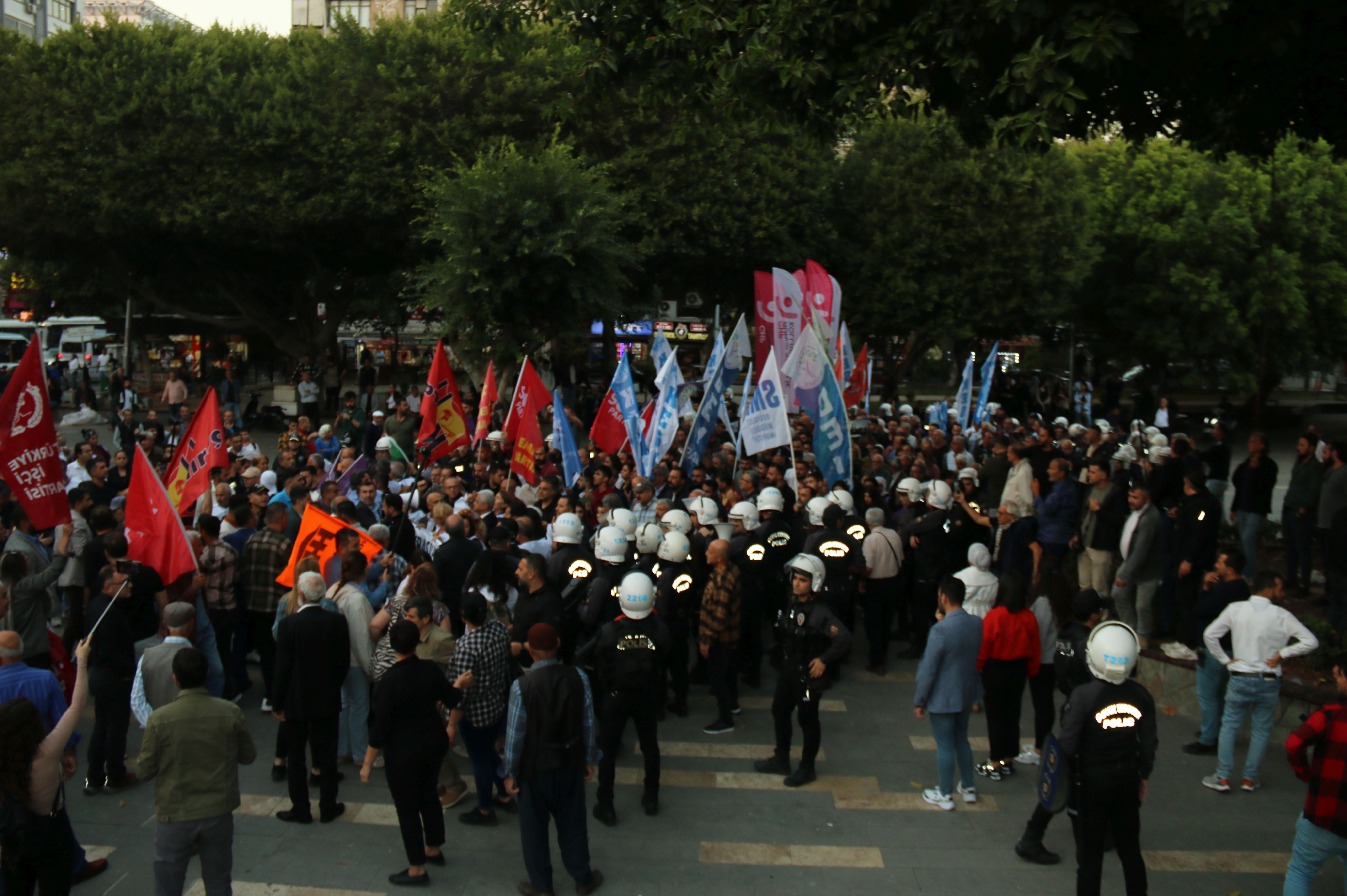 Adana'daki protestoda polis ablukası