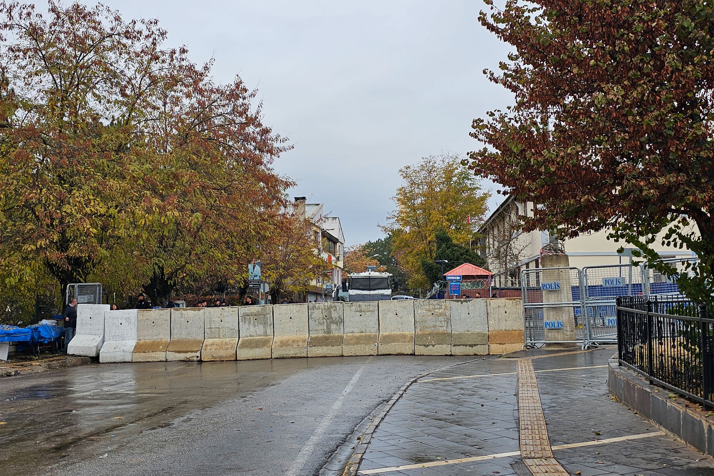 Kayyım atanan Dersim Belediyesinin önü ve çevresi beton bariyerlerle kapatıldı