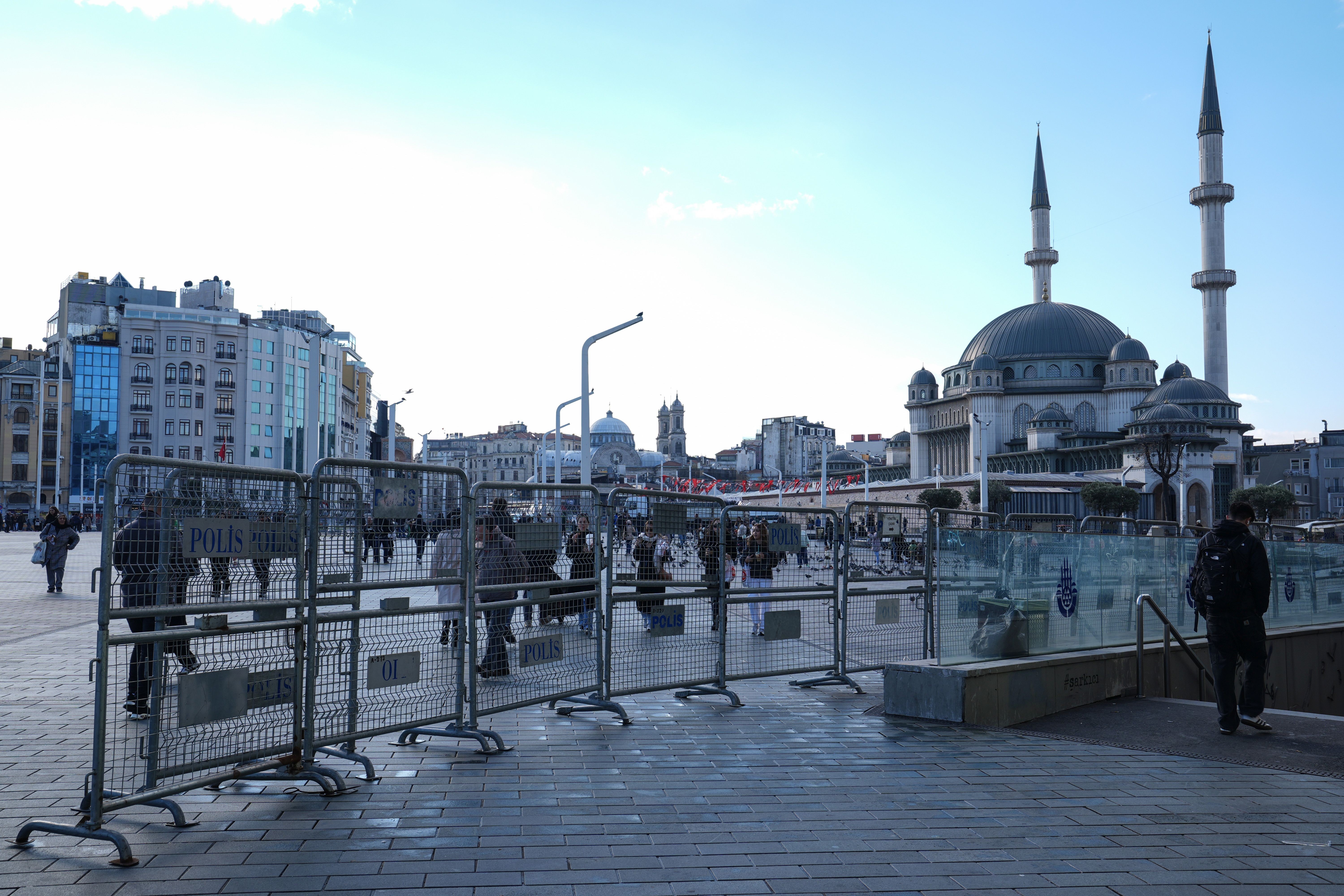 polis bariyeriyle kapatılmış taksim meydanı