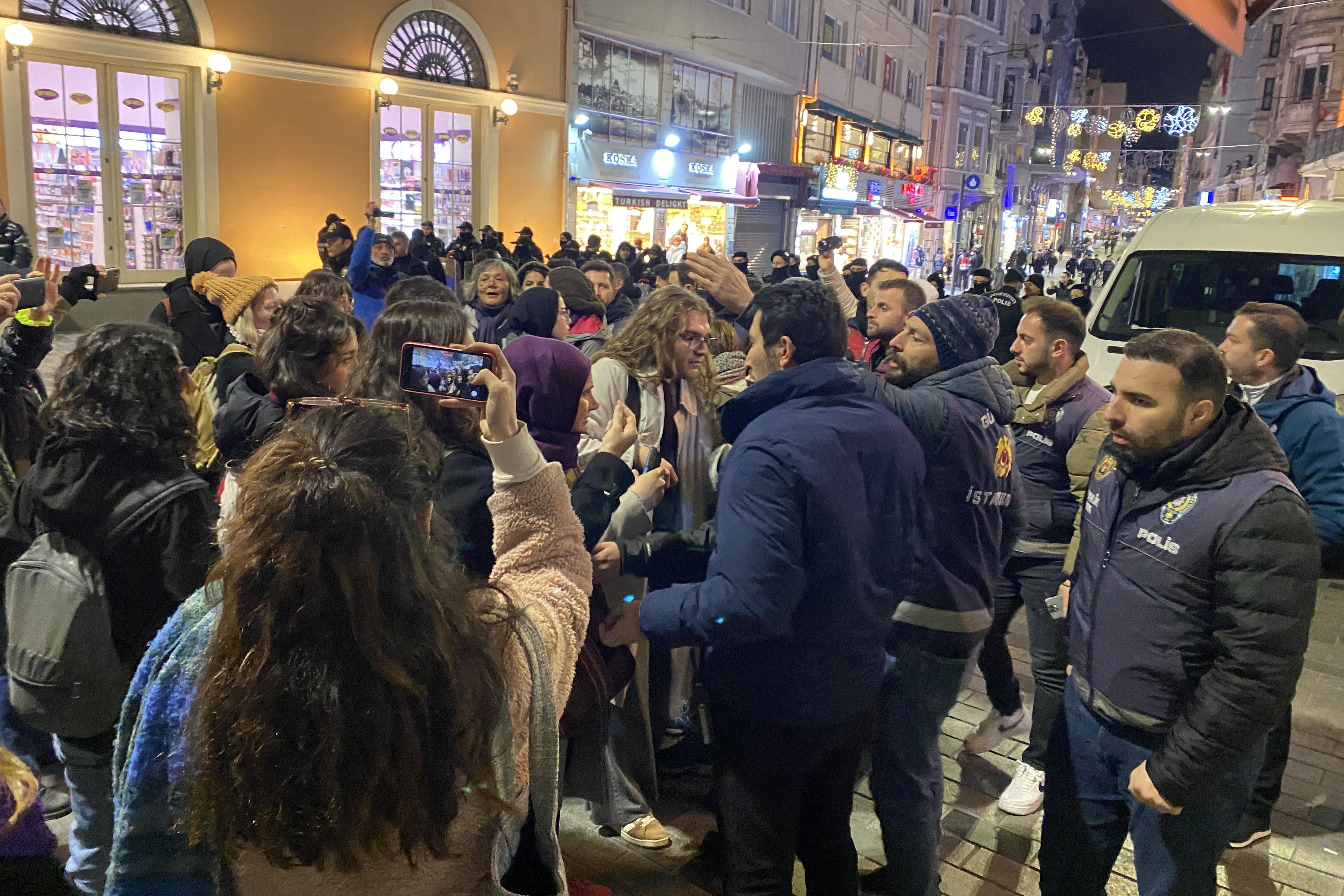 istiklal caddesinde kadınlara engel olan polisler