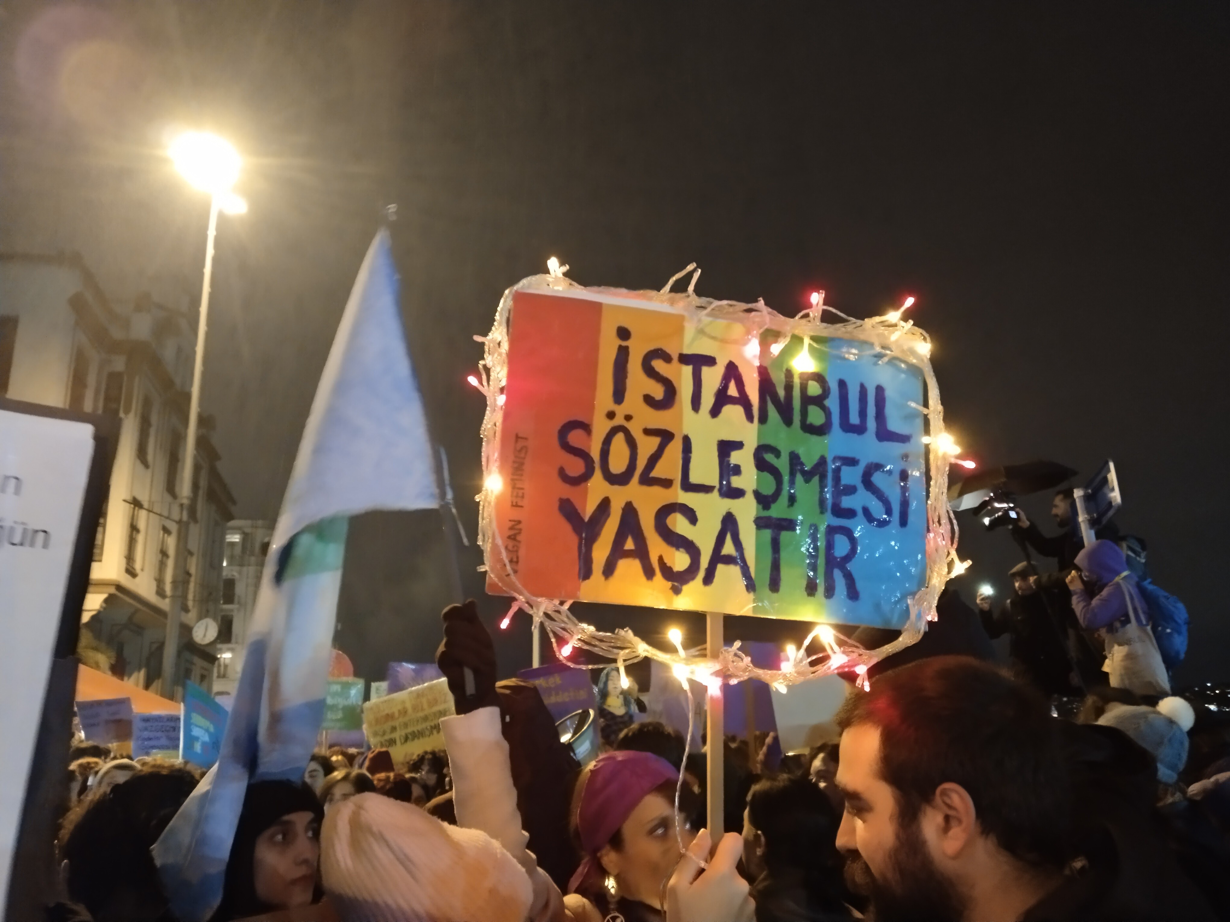 İstanbul Sözleşmesi Yaşatır pankartı