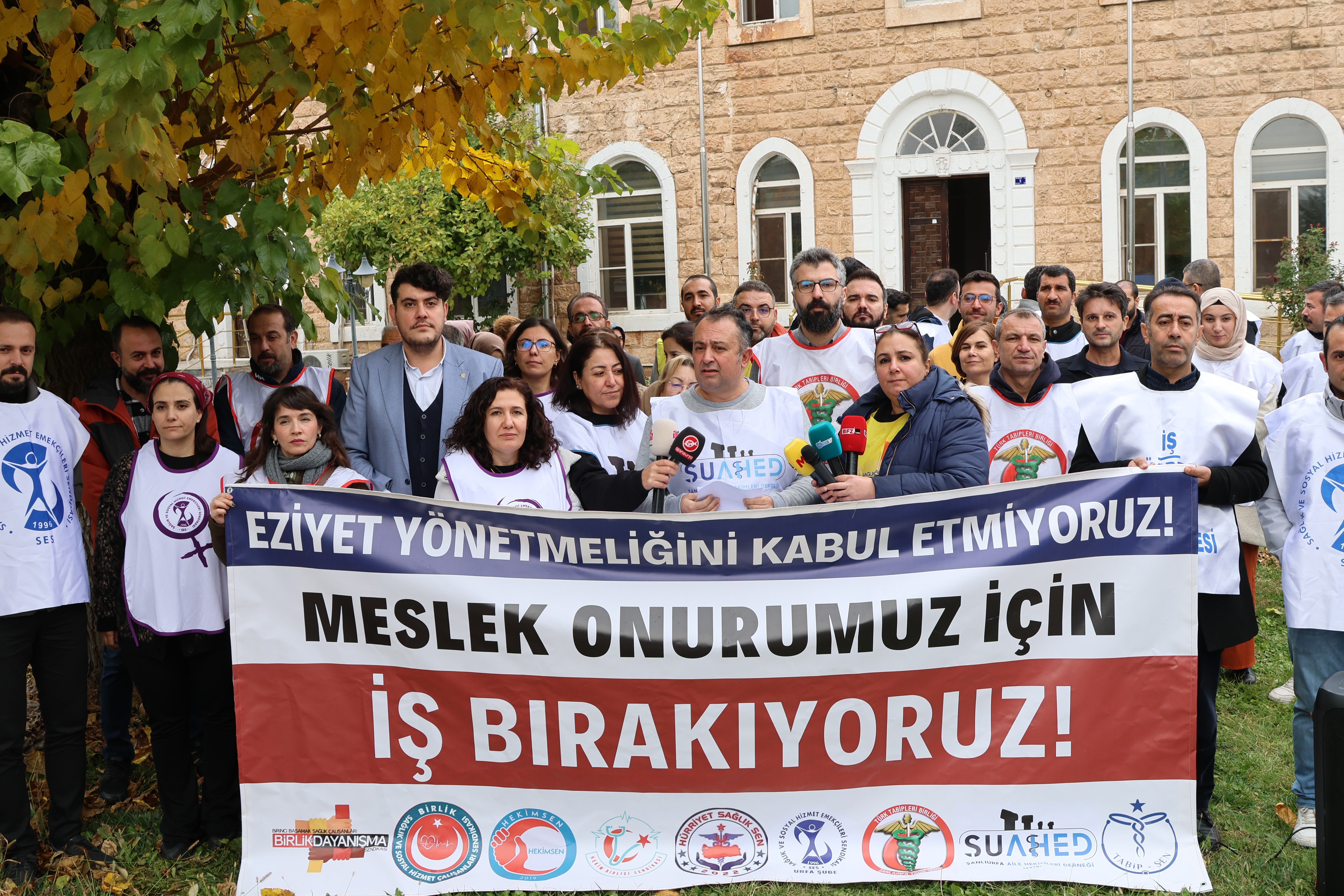 Urfa’da sağlık emekçileri aile hekimliği yönetmeliğine karşı açıklama yaptı 