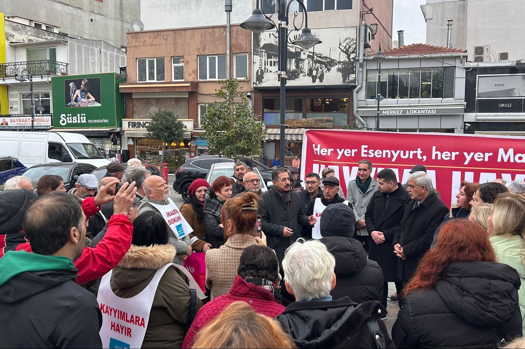 kalabalık bir grup açıklama yapıyor