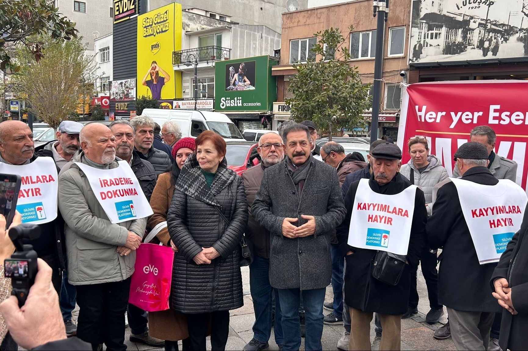 kalabalık bir grup açıklama yapıyor